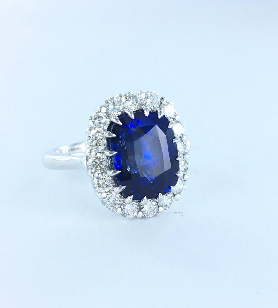 Unheated blue sapphire in cushion cut with certificate from GIA