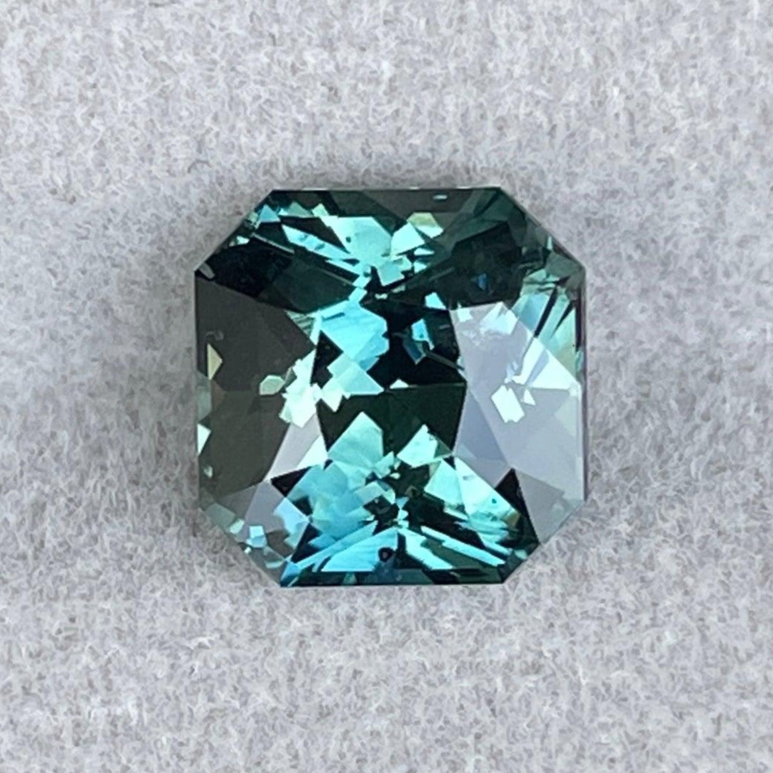 Saphir teal bleu-vert en pierre libre, taille radiant 3,35 ct de NASHGEMS, idéal pour les anniversaires ou les bagues de fiançailles personnalisées.