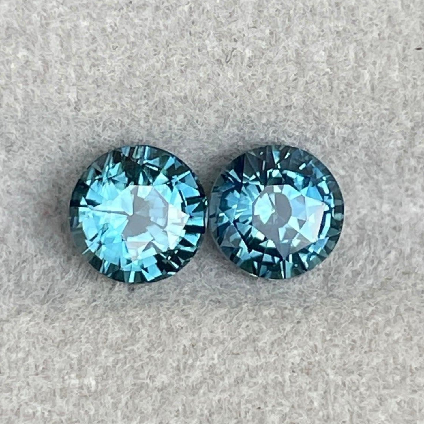 Paire de pierres précieuses saphir teal bleu-vert taille ronde de NASHGEMS, idéale pour des bijoux d'anniversaire, de fiançailles ou de la fête des Mères.