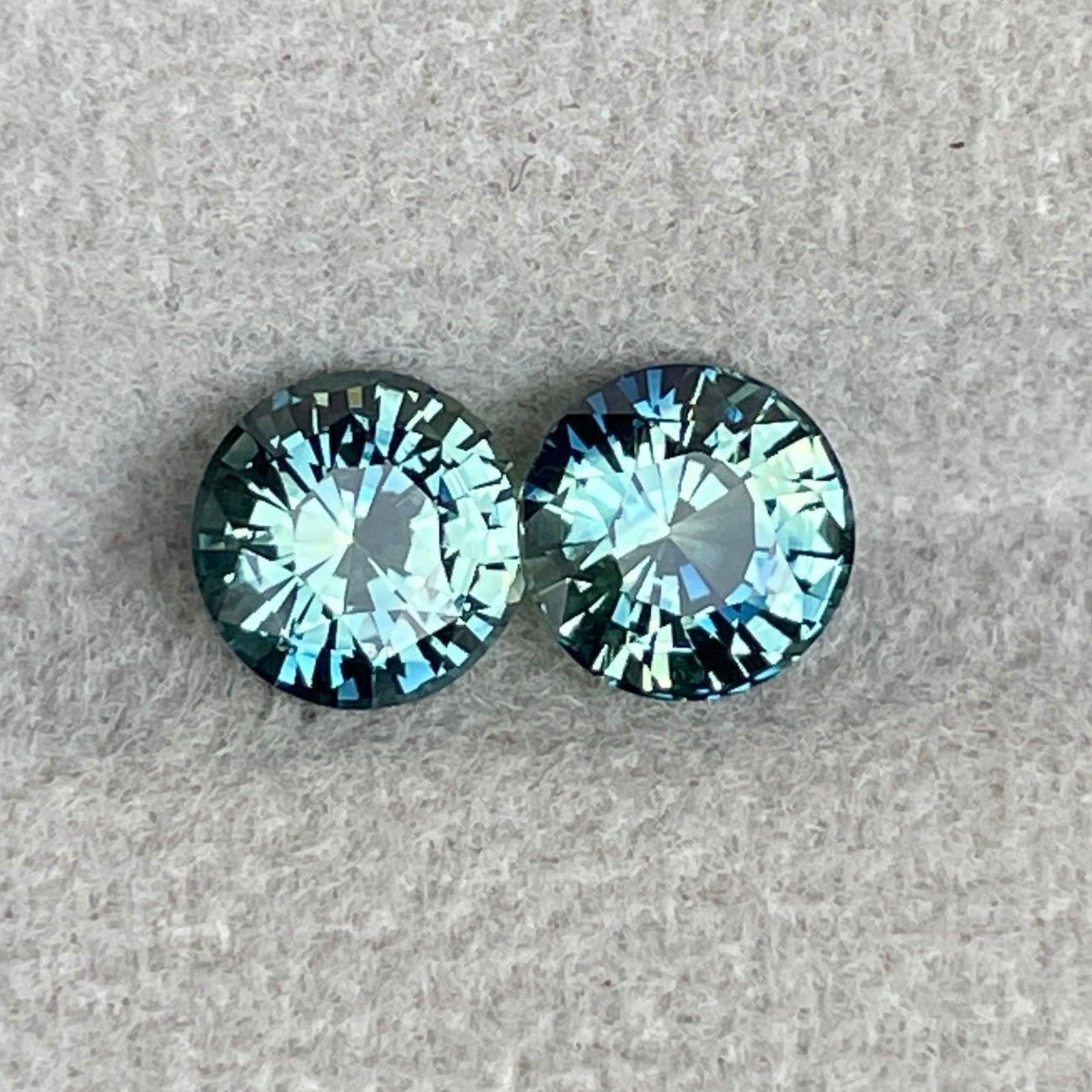 Paire de saphirs teal bleu-vert taille ronde, 2,30 ct., par NASHGEMS, idéale pour un anniversaire, des fiançailles ou la fête des Mères.