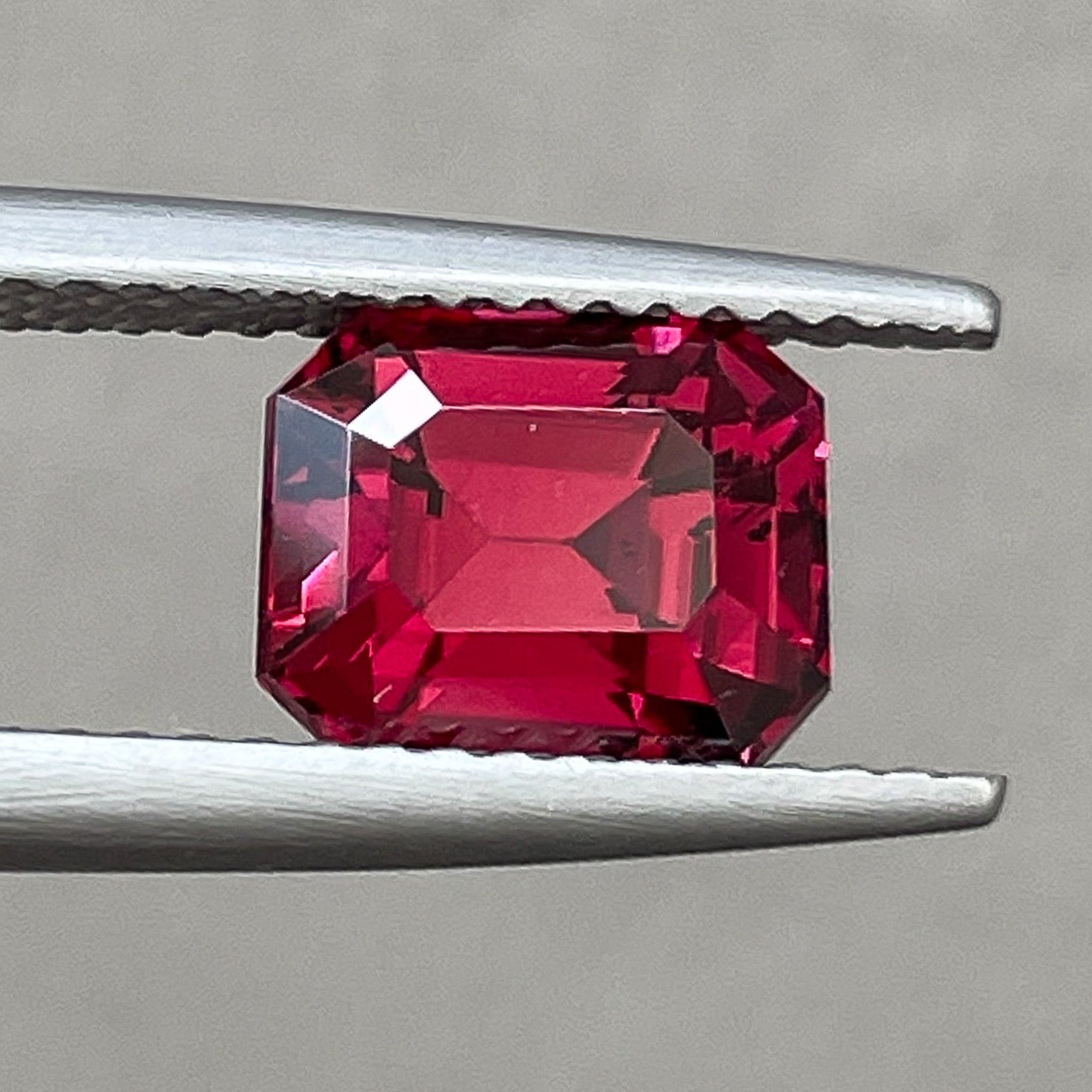 Grenat Pyrope Almandite naturel 2,73 ct taille émeraude, pierre précieuse détachée de couleur rouge profond, idéale pour bagues de fiançailles.