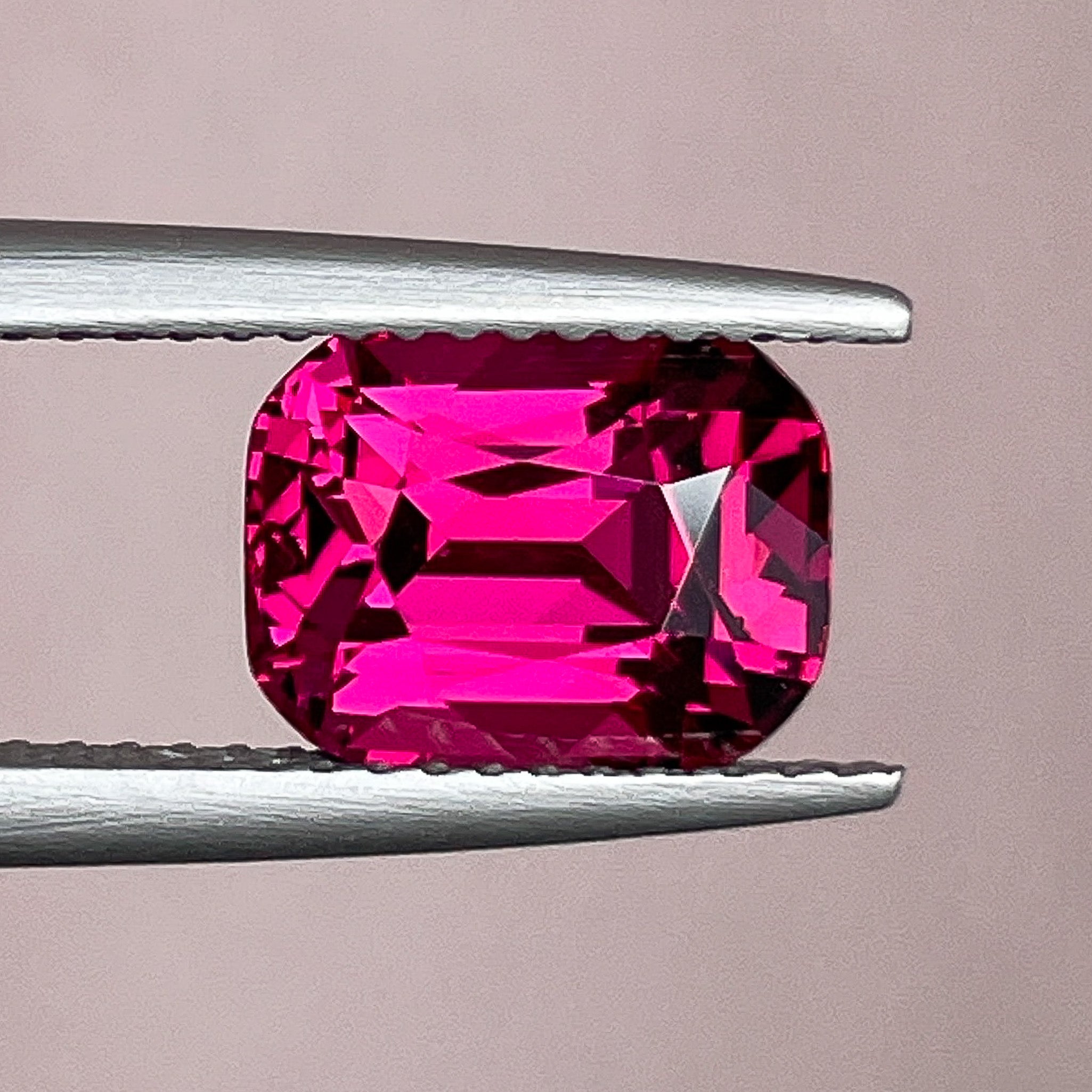 Grenat rhodolite naturel 3,39 Ct taille coussin, pierre précieuse détachée en rouge framboise, idéal pour les bagues de fiançailles, par NASHGEMS.