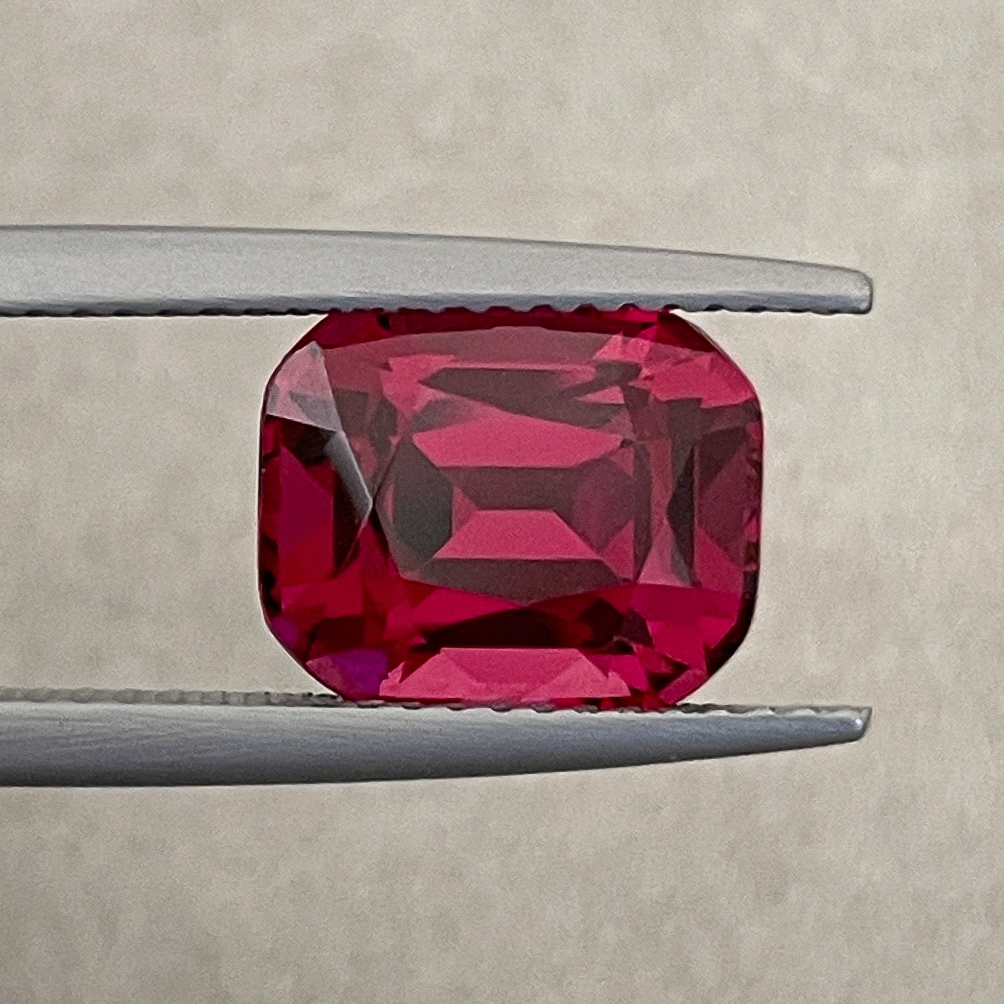 Grenat rhodolite naturel 4,53 ct, pierre précieuse taillée en coussin, de couleur rouge framboise, idéale pour les bagues de fiançailles.