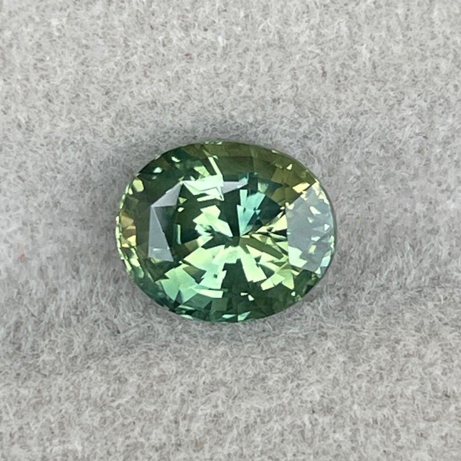 Saphir vert sarcelle 2,02 carats, pierre précieuse ovale détachée de NASHGEMS, parfaite pour bagues de fiançailles ou pendentifs.