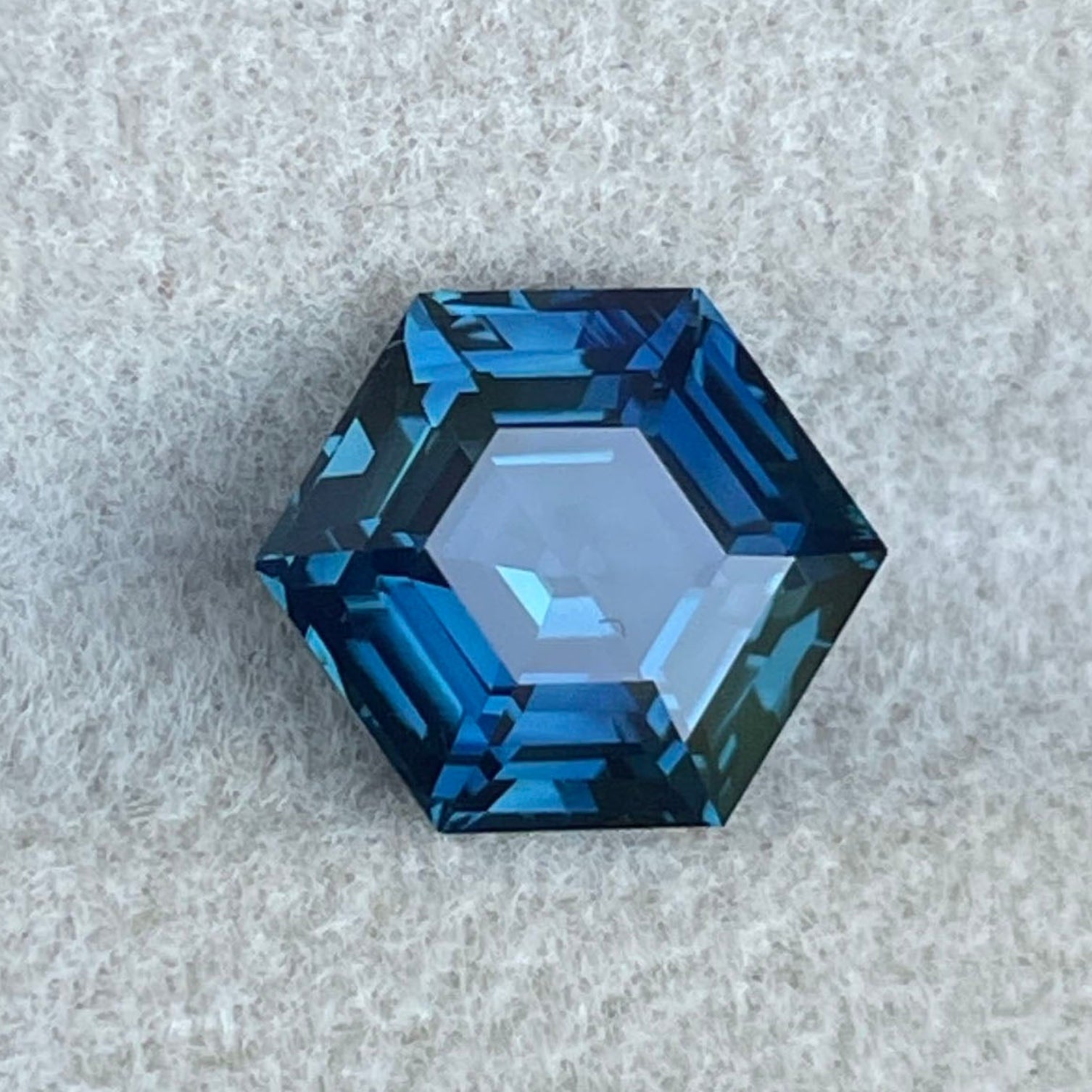 Saphir naturel bleu-vert sarcelle, pierre précieuse détachée, taille hexagonale, 3,09 carats, non traité, idéal pour bagues ou pendentifs personnalisés.