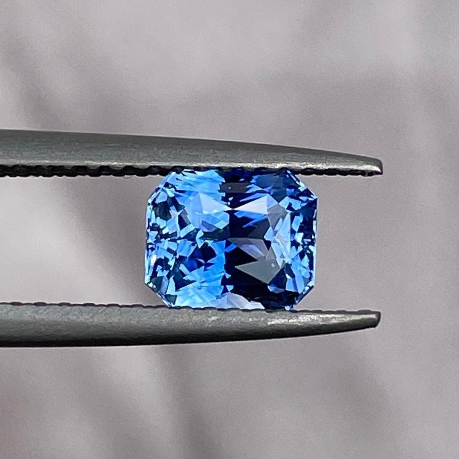 Saphir bleu naturel Neelam, pierre de naissance, dans une bague en saphir bleu de 1,25 ct pour femmes, de la collection de bijoux NASHGEMS.
