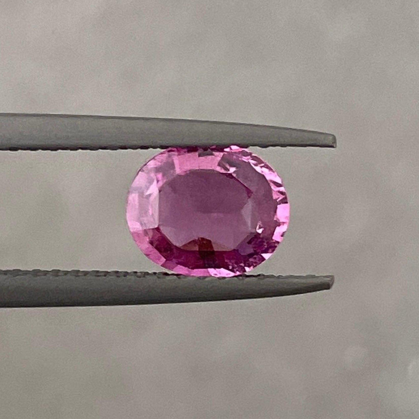 Pierre précieuse saphir rose de NASHGEMS, 1,06 carats, teinte lavande violet-rose, idéale pour bagues de fiançailles ou colliers.