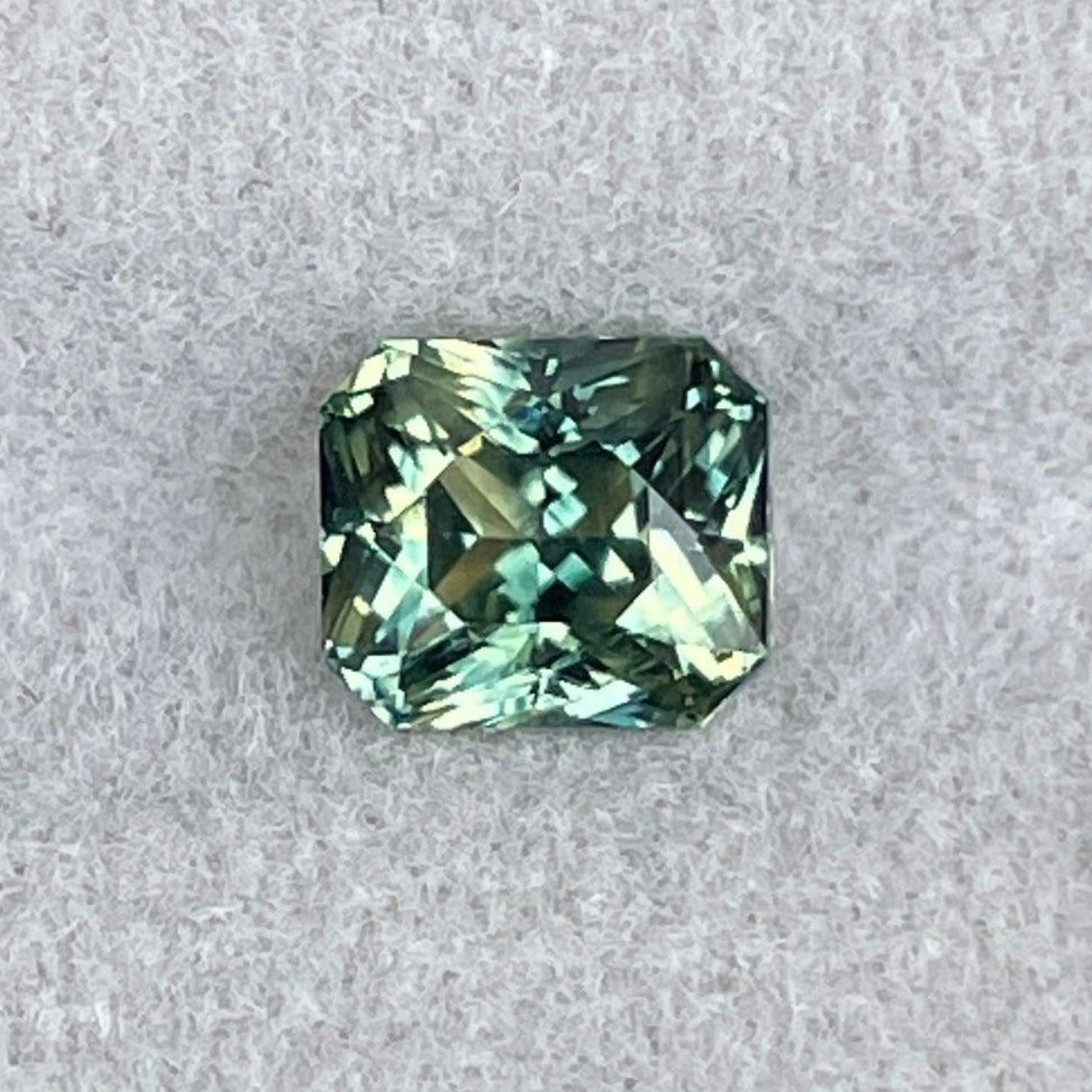 Saphir parti bicolore bleu sarcelle et vert de 1,58 ct taille radiant, pierre précieuse en vrac pour la pierre de naissance de septembre par NASHGEMS