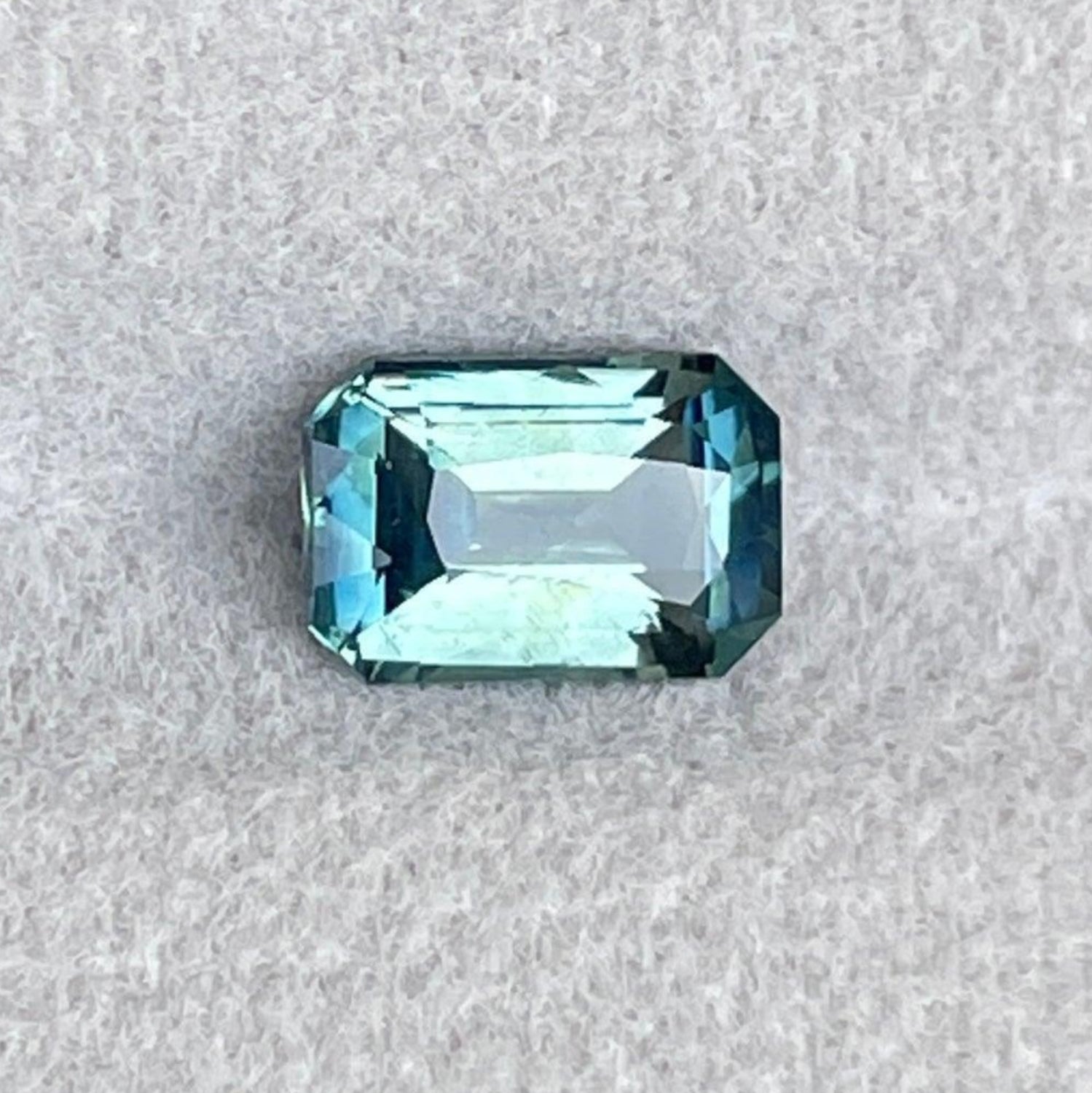 Pierre précieuse saphir parti bicolore bleu sarcelle taille émeraude, 1,54 carats, pierre précieuse détachée, idéale pour les bijoux de naissance de septembre.