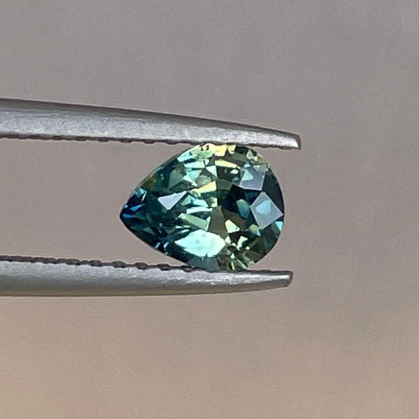 Saphir parti bicolore de NASHGEMS, vert sarcelle et bleu, 0,83 carat, pierre précieuse détachée pour bijoux de pierre de naissance de septembre.