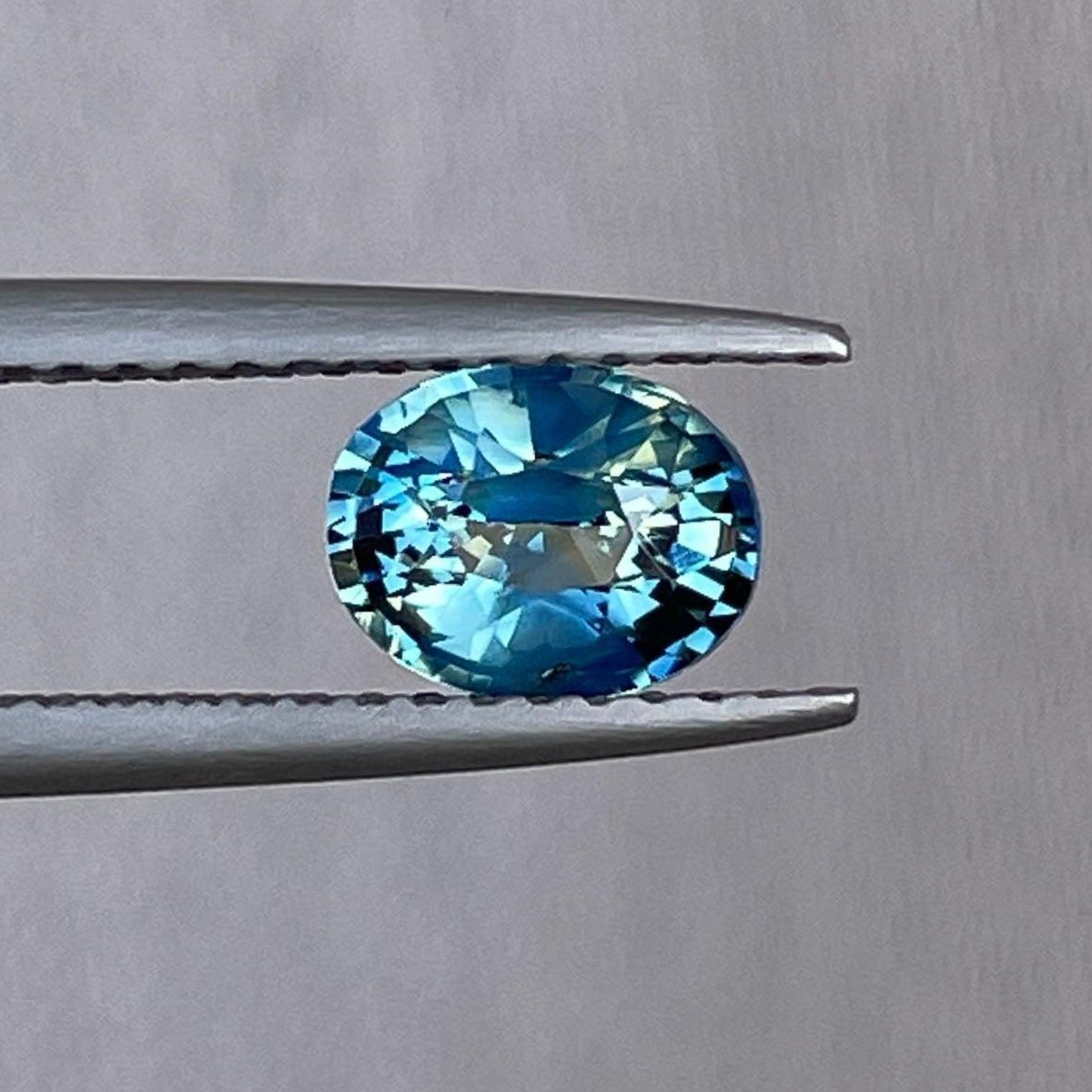 Bague d'anniversaire en saphir bleu sarcelle avec un saphir bleu-vert ovale de 1,07 ct signé NASHGEMS, idéale pour des bagues de fiançailles et de demande en mariage personnalisées.