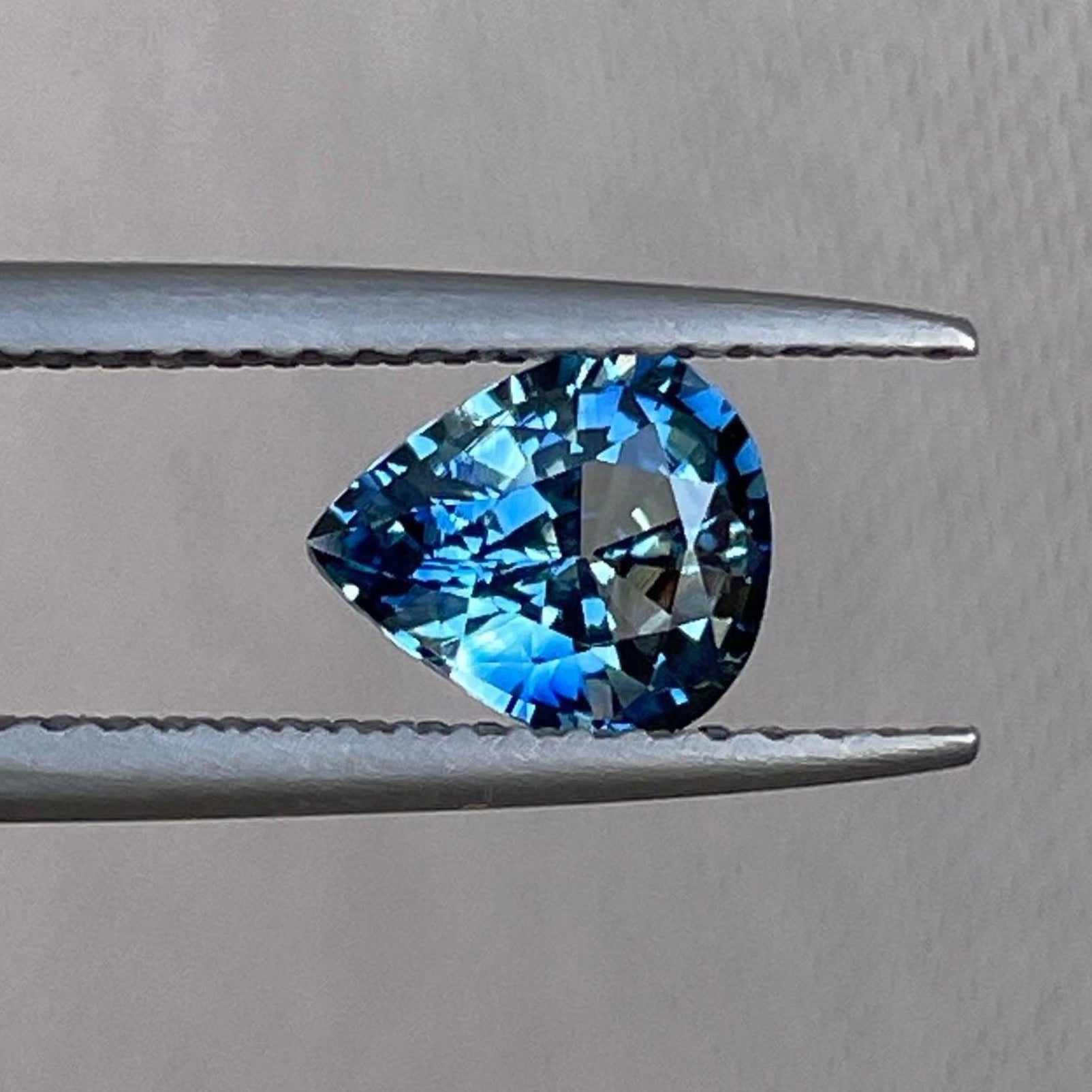 Bijoux en saphir bleu-vert sarcelle par NASHGEMS, mettant en vedette un saphir en forme de poire de 1,04 ct pour des bagues d'anniversaire ou de fiançailles.