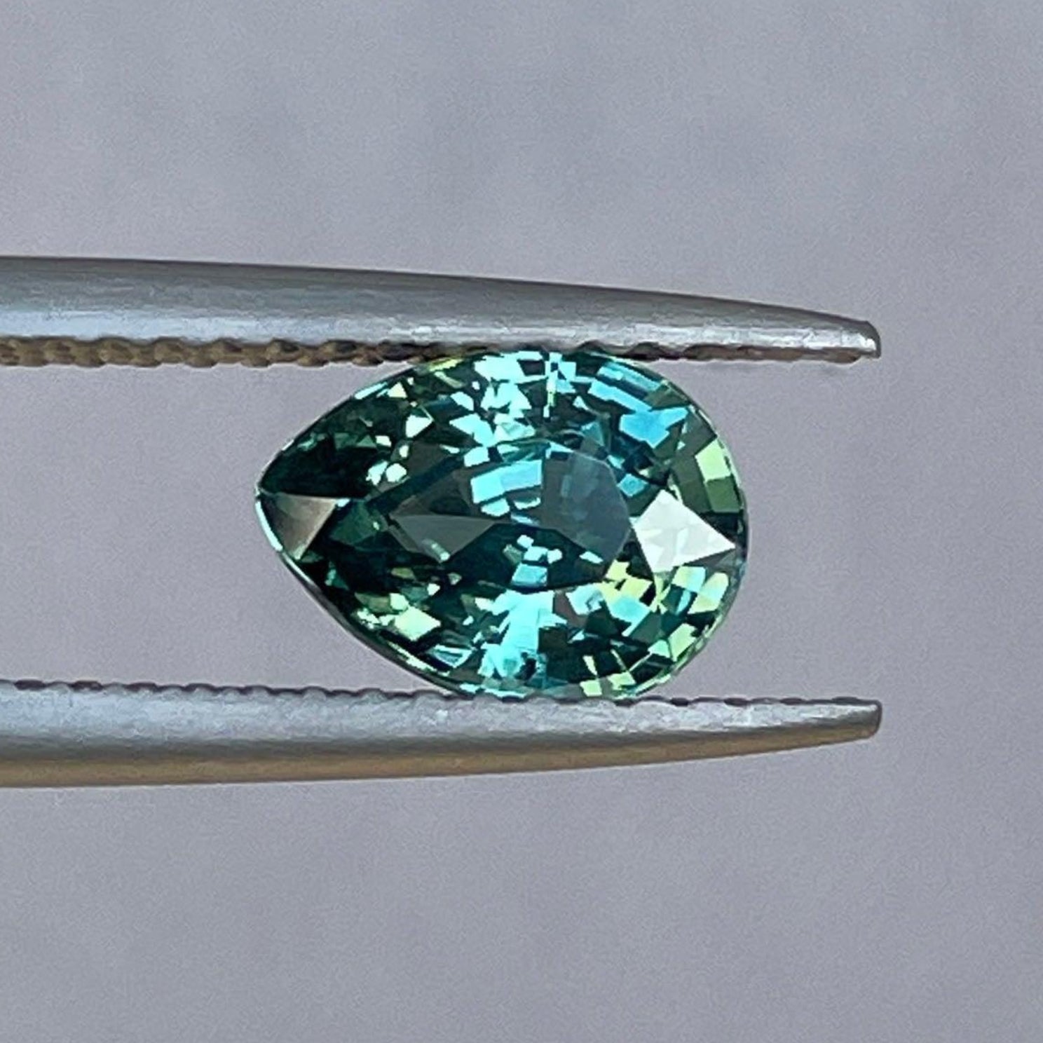 Saphir en forme de poire bleu-vert sarcelle, 1,40 carats, pierre précieuse traitée thermiquement pour bagues ou pendentifs par NASHGEMS.