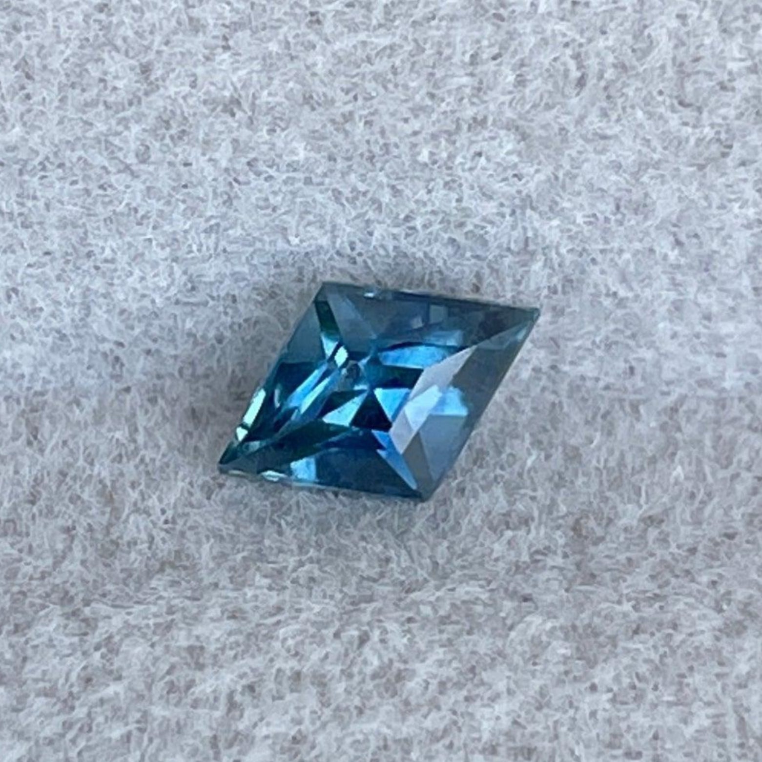 Saphir bleu-vert, pierre de naissance de septembre, 0,45 carat, pierre précieuse saphir bleu sarcelle en vrac par NASHGEMS pour sertissage de bijoux.