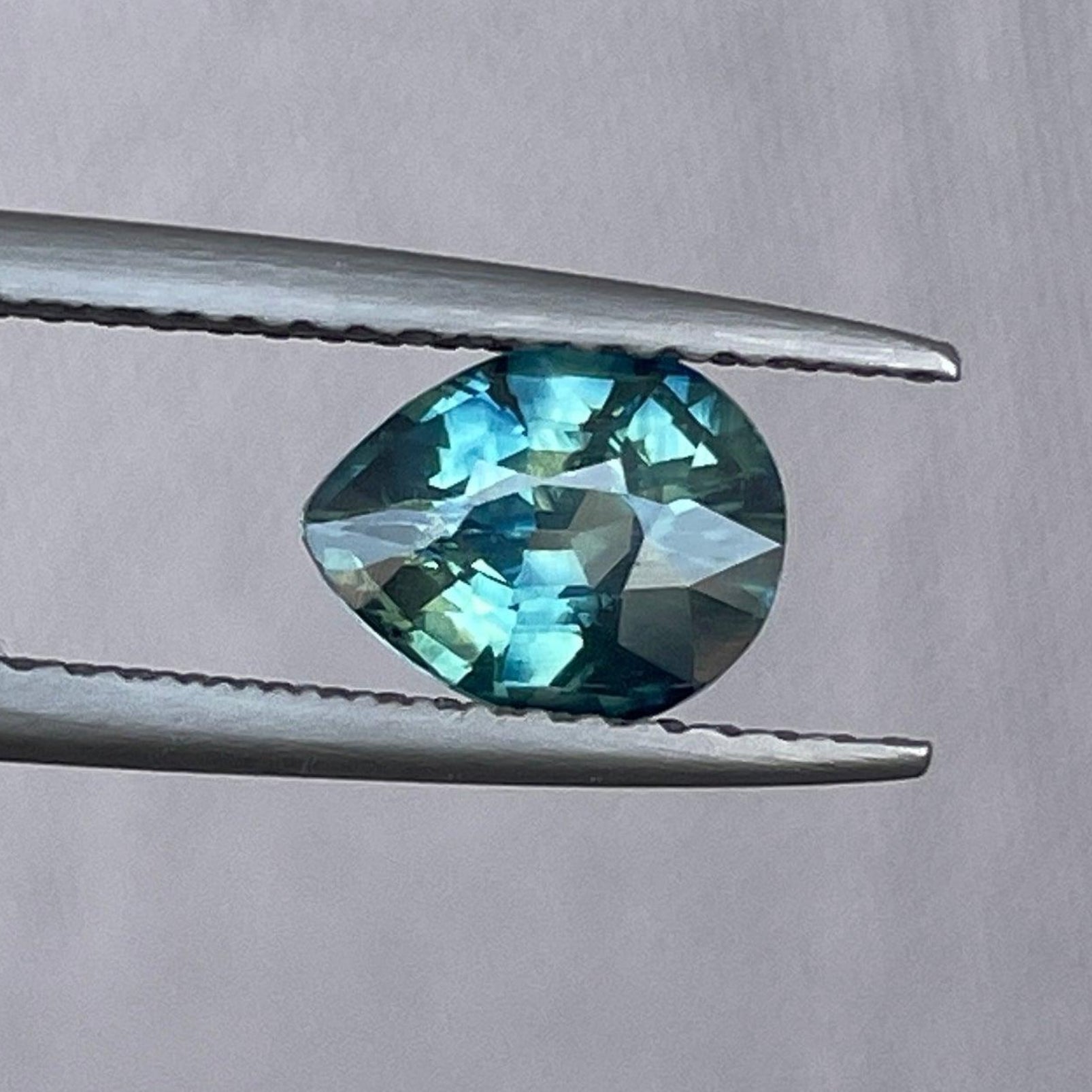 Saphir bleu-vert sarcelle 1,24 carat en forme de poire, pierre précieuse détachée pour la création de bijoux, par NASHGEMS.