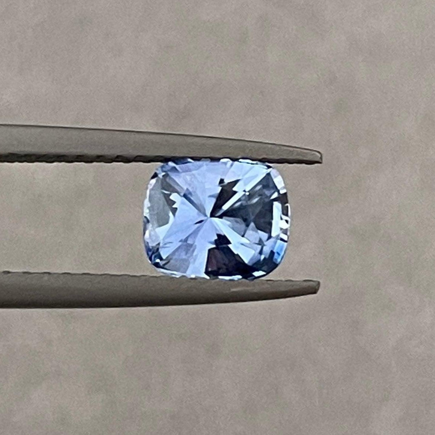 Bijoux en saphir bleu comprenant une alliance en saphir de 1,17 carat, un pendentif et un solitaire de fiançailles par NASHGEMS.