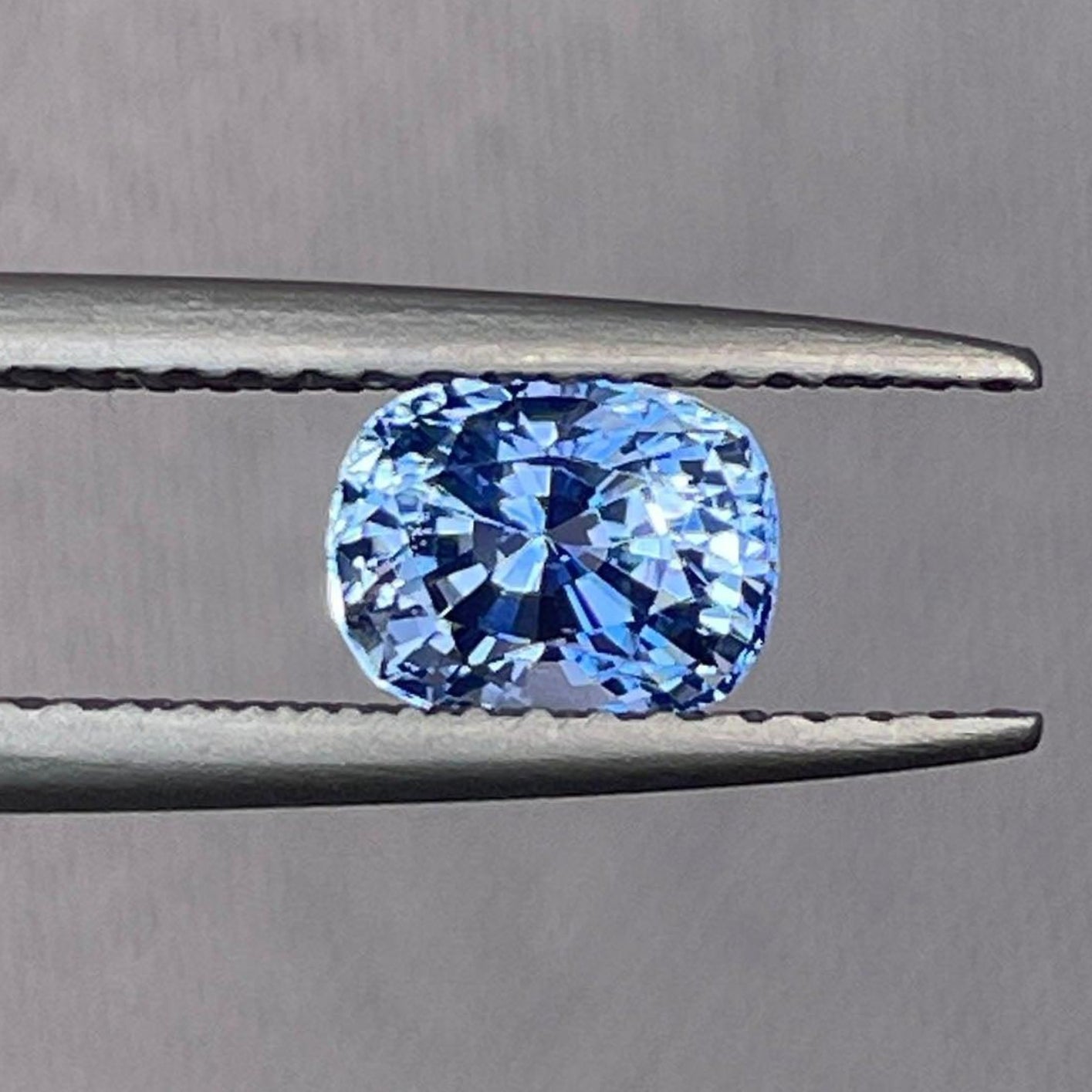 Pierre précieuse saphir bleu clair de NASHGEMS, 1,06 carats, saphir bleu de Ceylan du Sri Lanka pour bijoux de naissance féminins.