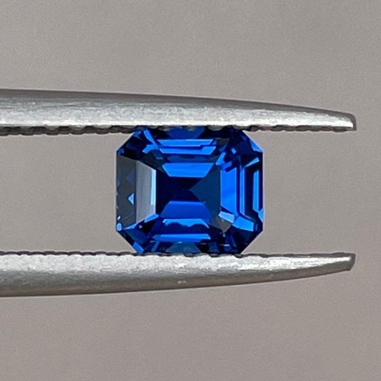 Bague de fiançailles en saphir bleu par NASHGEMS, avec un saphir bleu naturel de 0,81 carat, bijou de naissance de septembre pour femmes.