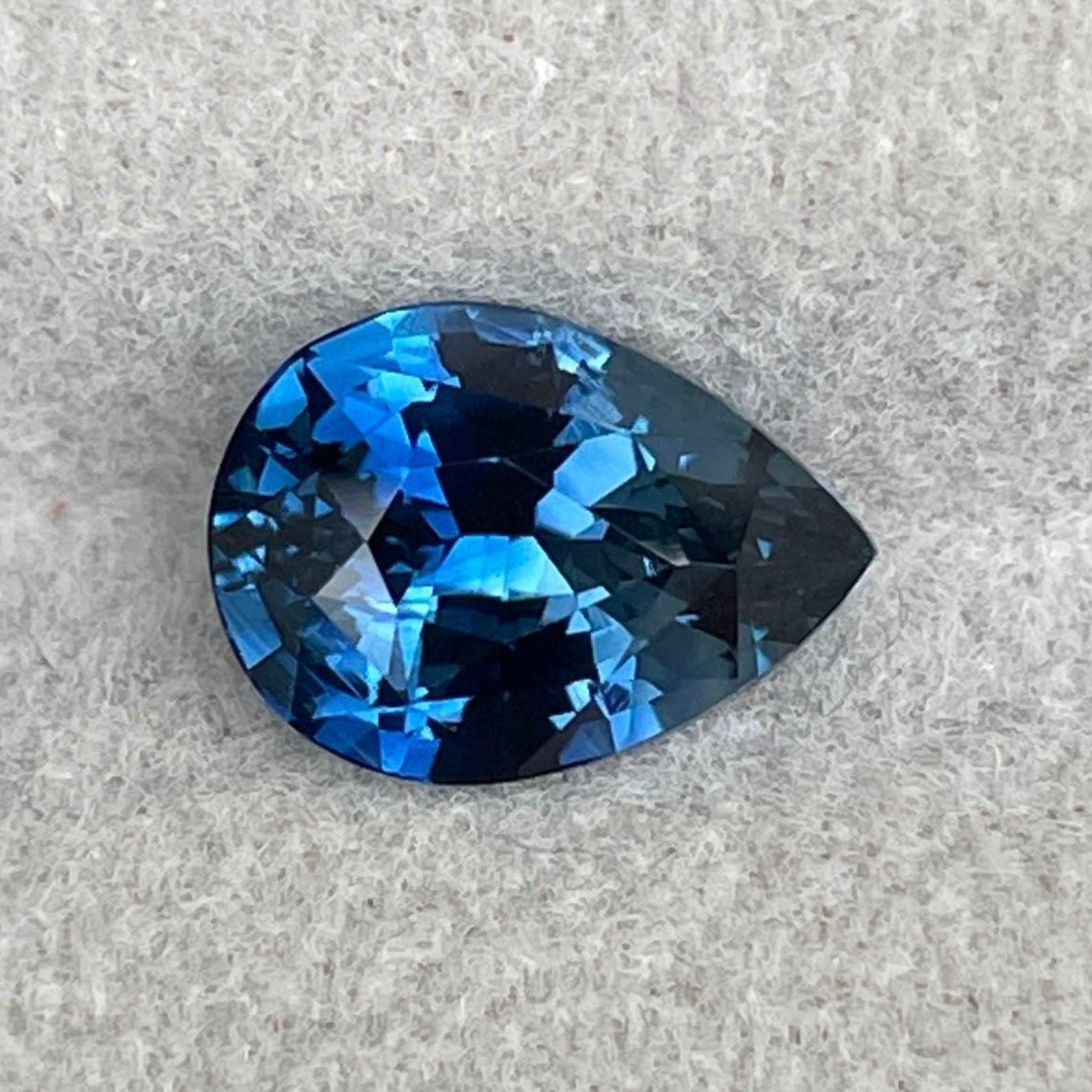 Bague de fiançailles NASHGEMS en saphir bleu sarcelle avec un saphir naturel bleu de 2,55 carats, bijou de naissance de septembre pour femmes.