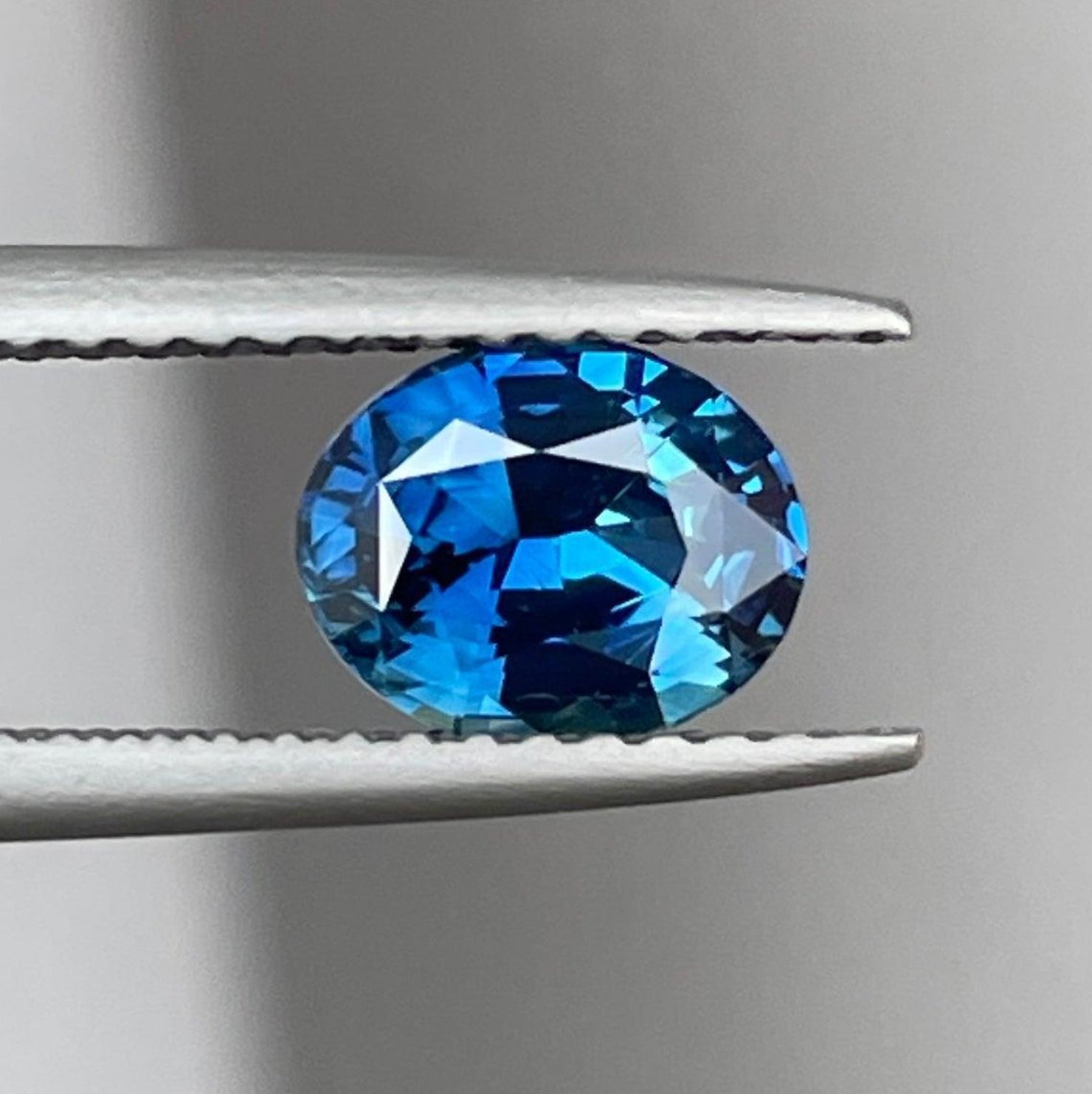 Bagues de fiançailles en saphir bleu par NASHGEMS, avec des pierres taille brillant de 1,25 carat pour hommes et femmes dans des designs élégants d'alliances.