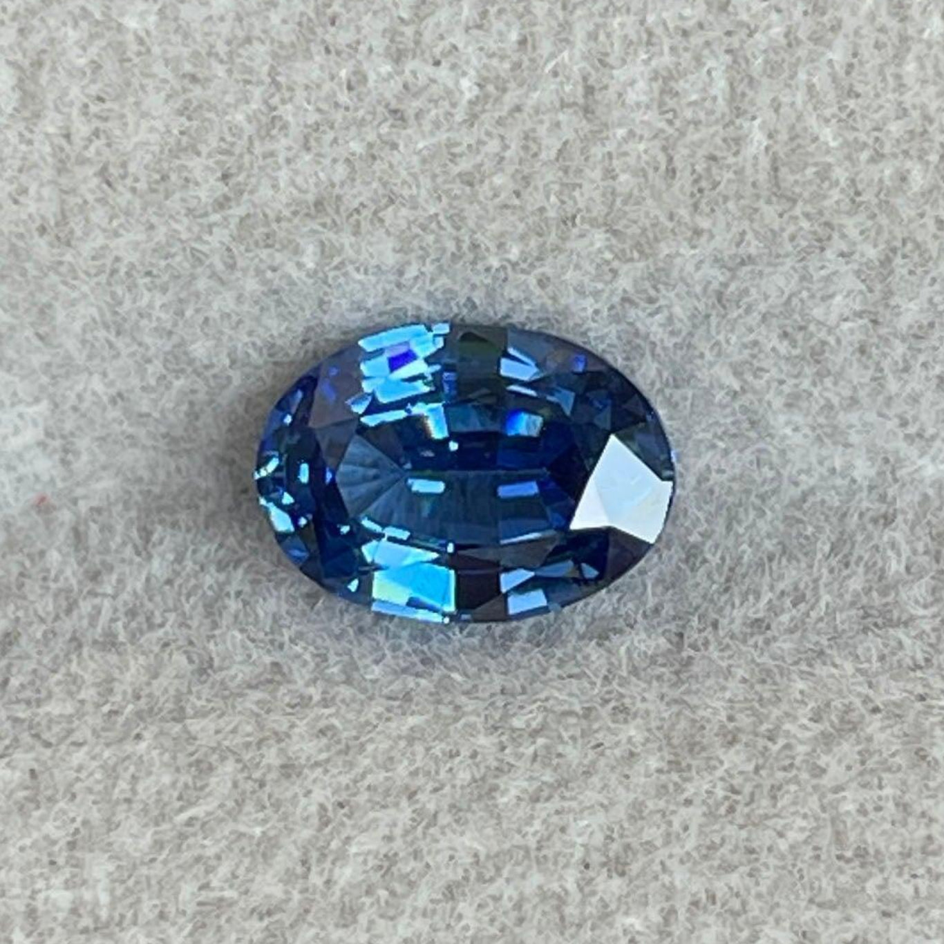 Bague de fiançailles en saphir bleu par NASHGEMS, pierre précieuse vibrante de 1,09 carat dans une alliance élégante pour hommes et femmes.