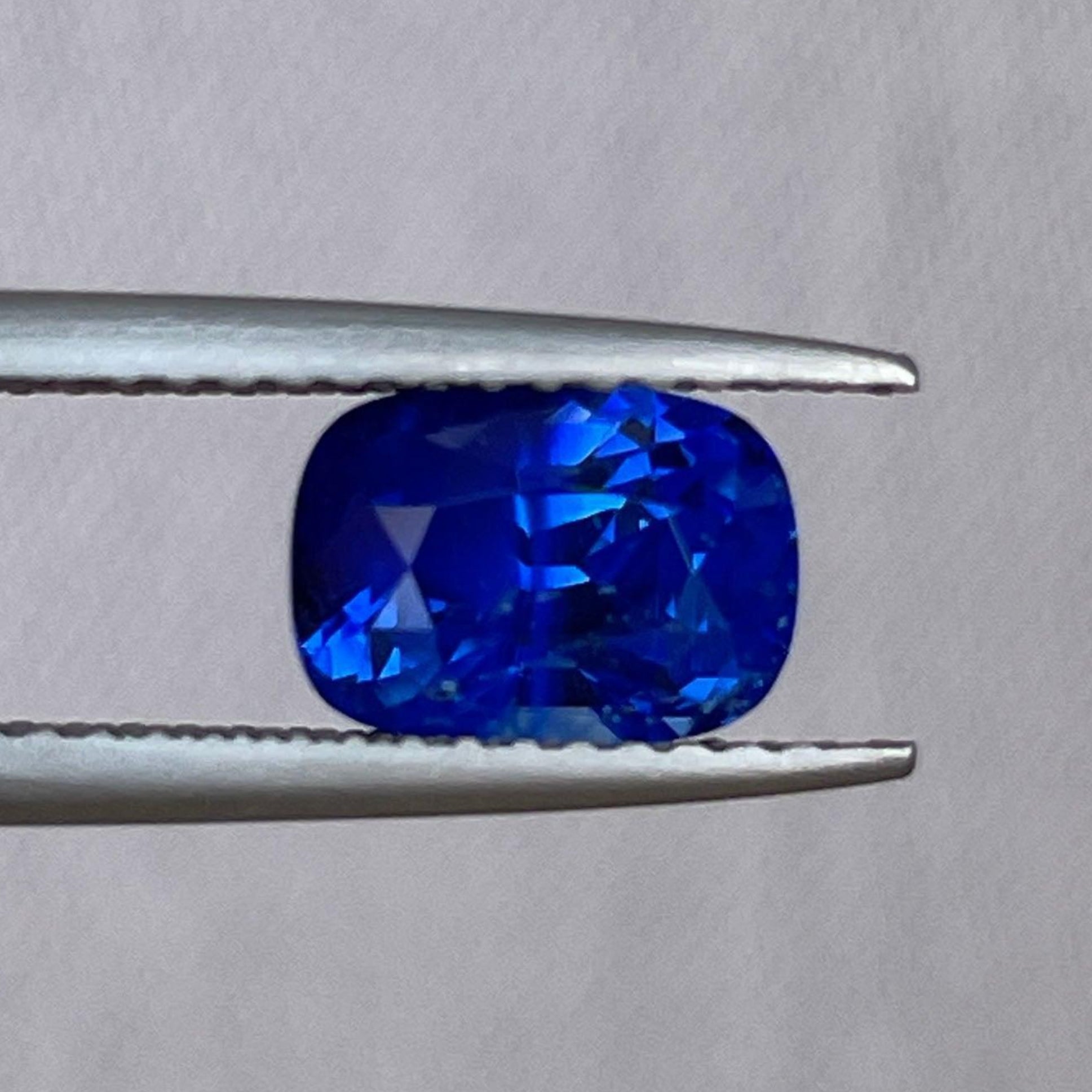 Pierre précieuse saphir bleu naturel de NASHGEMS, 2,12 ct. Saphir bleu vibrant pour bagues de fiançailles ou création de bijoux.