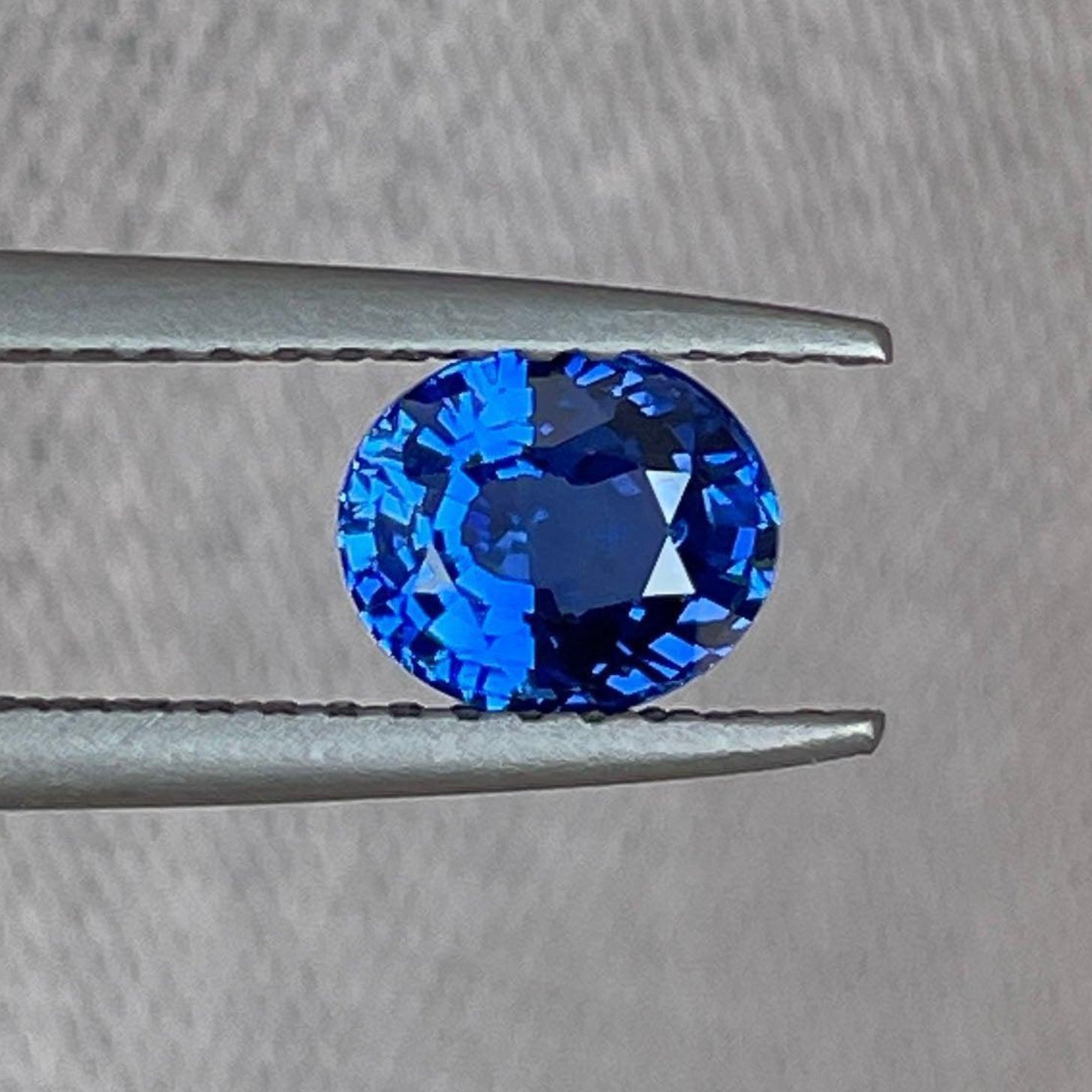 Saphir bleu de Ceylan authentique de 1,05 ct dans une teinte bleu royal, serti dans une bague de fiançailles avec alliance assortie, de NASHGEMS.