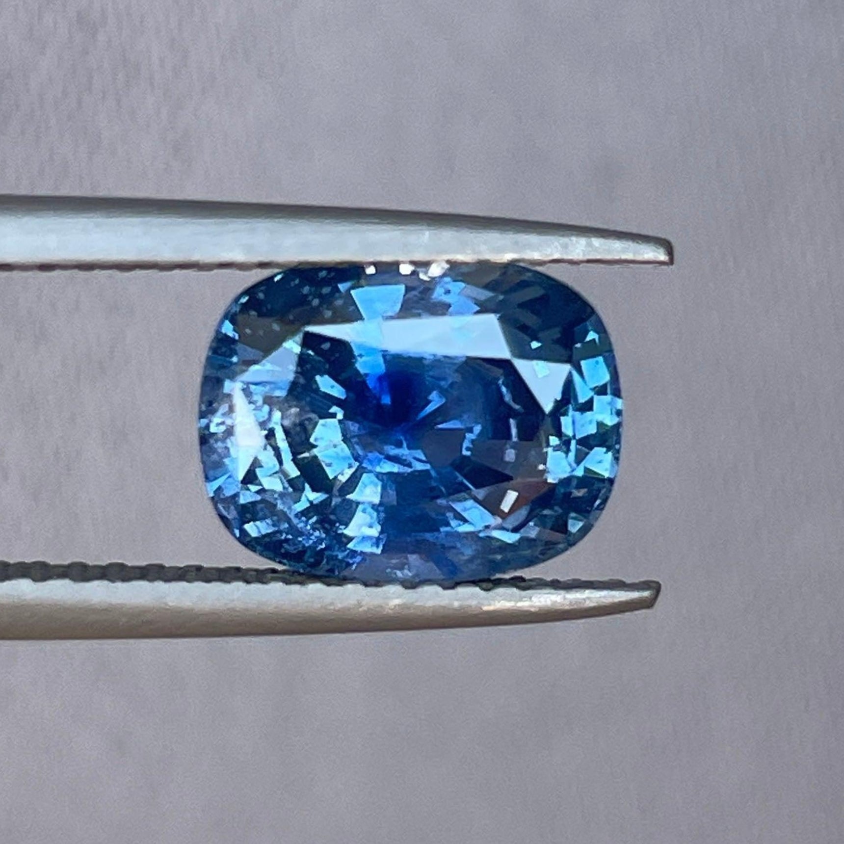 Pierre précieuse saphir bleu naturelle extraite de la terre, 3,16 carats, présentant une couleur bleu profond et une grande clarté, idéale pour la joaillerie de NASHGEMS.