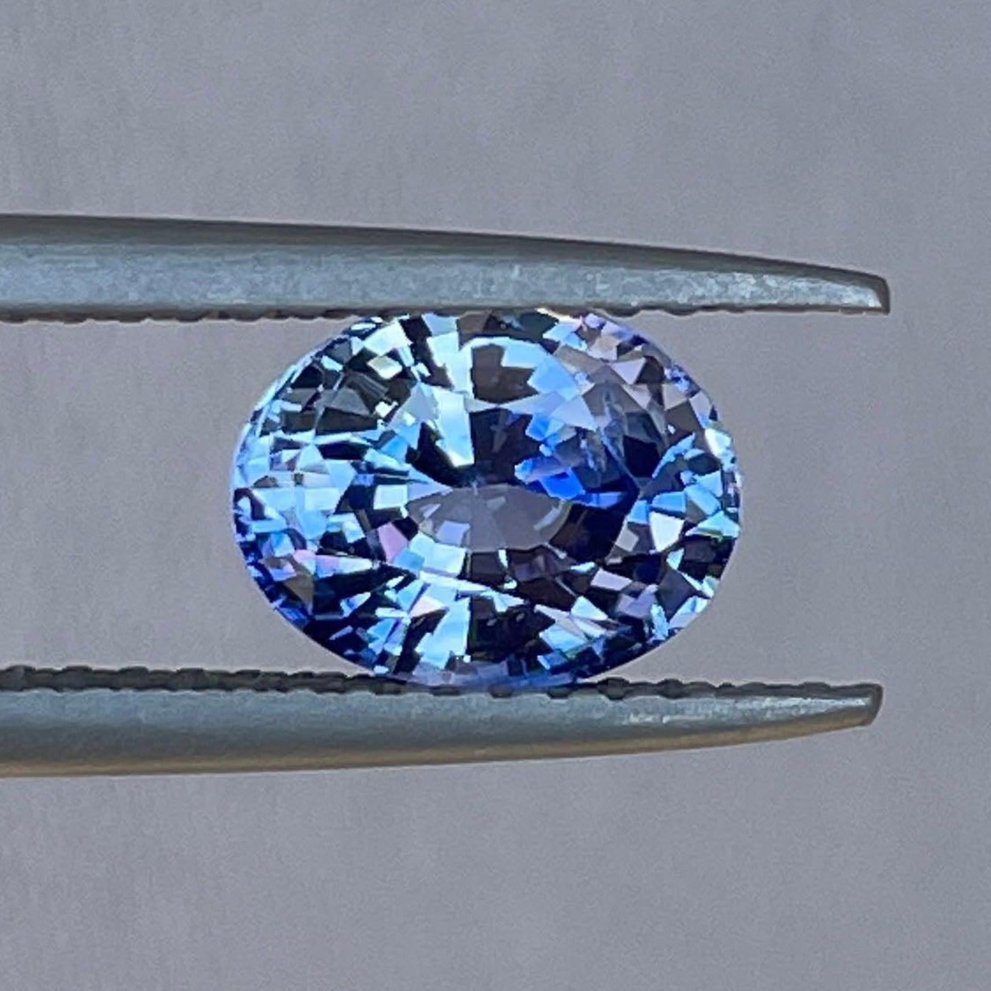 Bijoux en saphir bleu comprenant une alliance en saphir naturel de 1,53 ct, un pendentif et un solitaire de fiançailles de NASHGEMS.