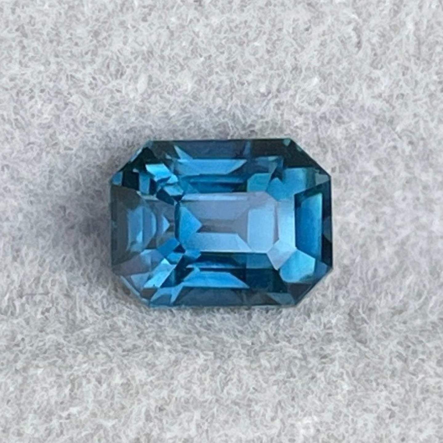 Saphir bleu sarcelle taille émeraude, 1,25 carats, de NASHGEMS, idéal pour bagues de fiançailles ou bijoux en pierres précieuses vertes.