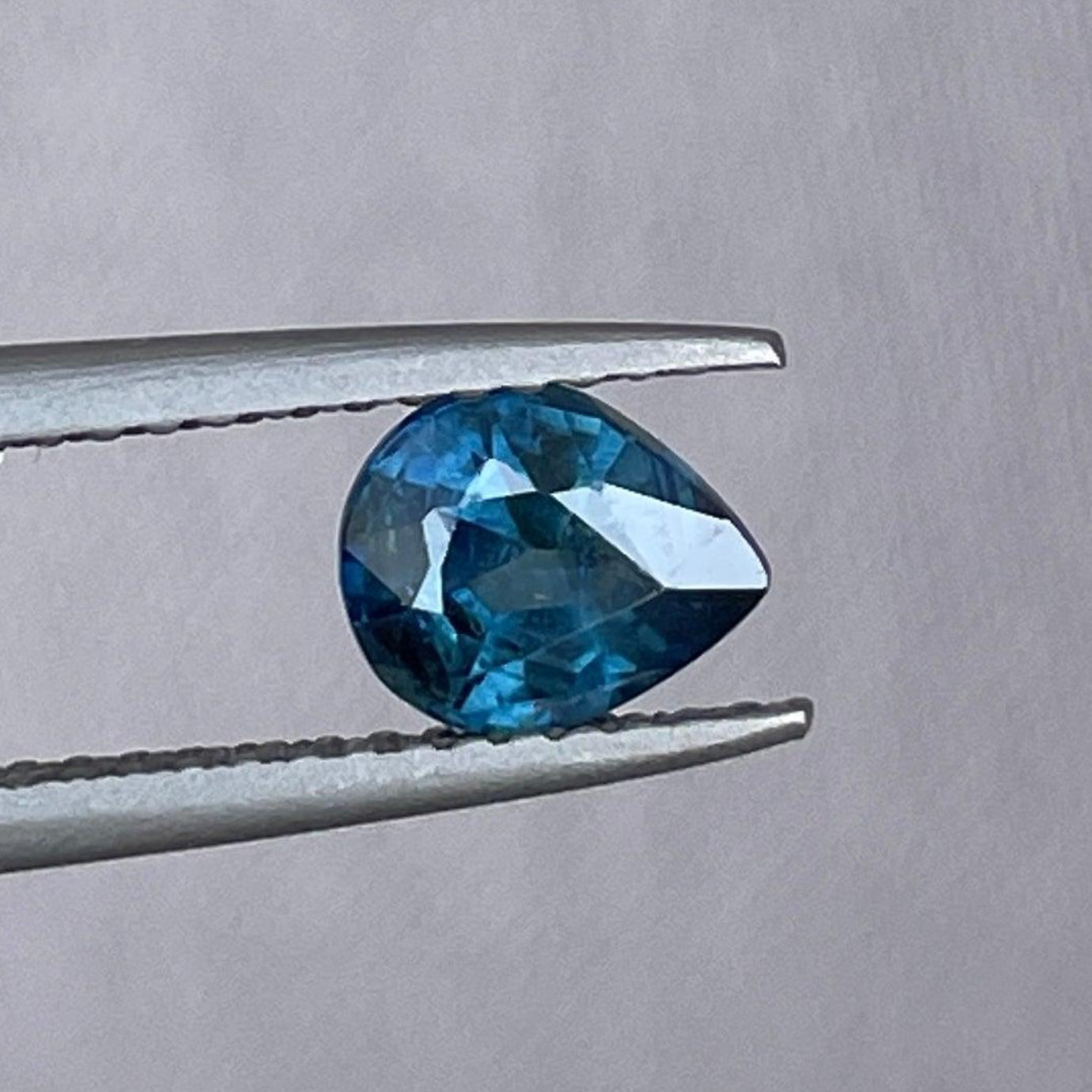 Saphir sarcelle en forme de poire 1,10 carat, pierre de naissance de septembre, présenté comme une pierre précieuse pour bagues de fiançailles ou colliers.
