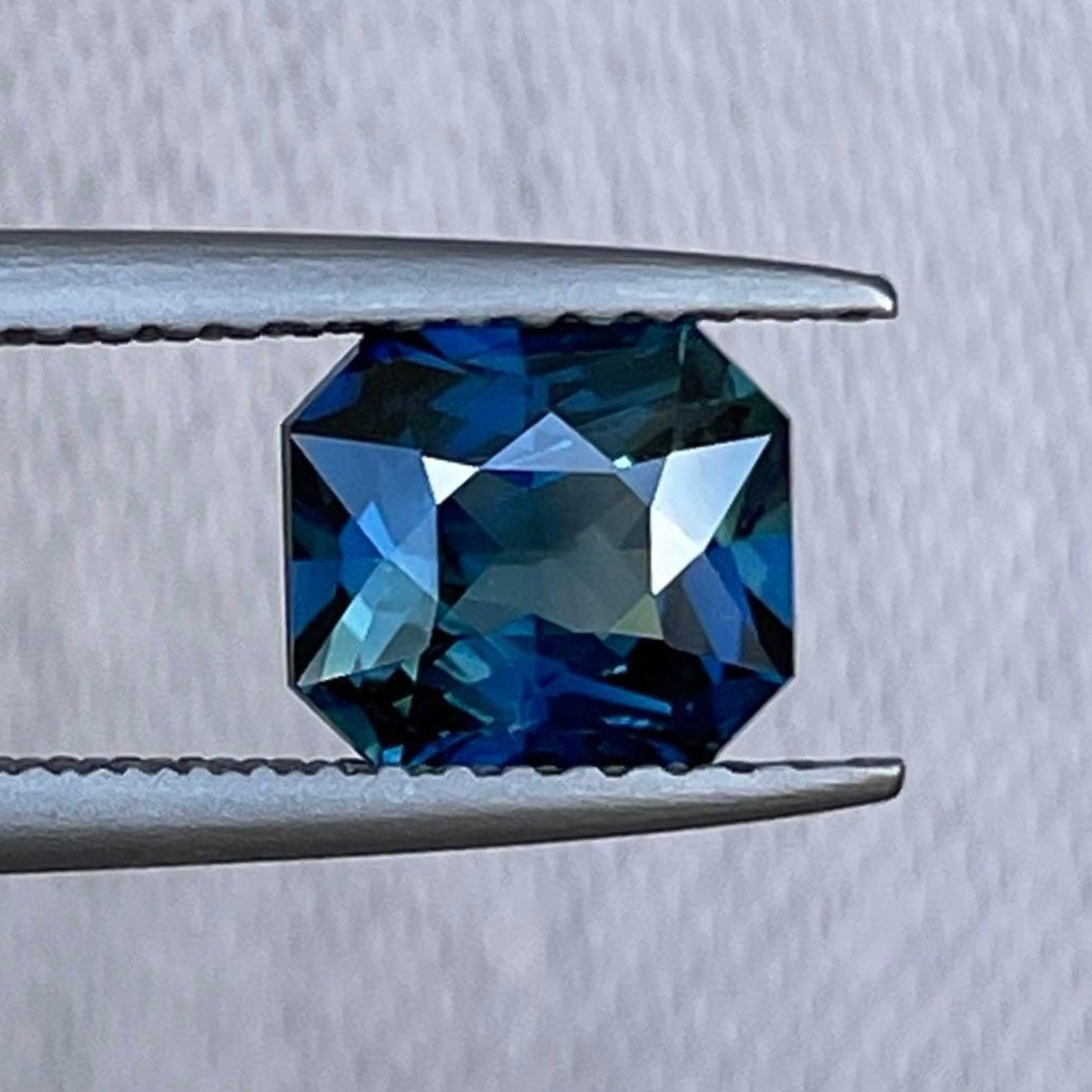 Pierre précieuse saphir sarcelle avec taille radiant, 1,54 carats, de NASHGEMS, idéale pour bagues de fiançailles ou créations de bijoux.
