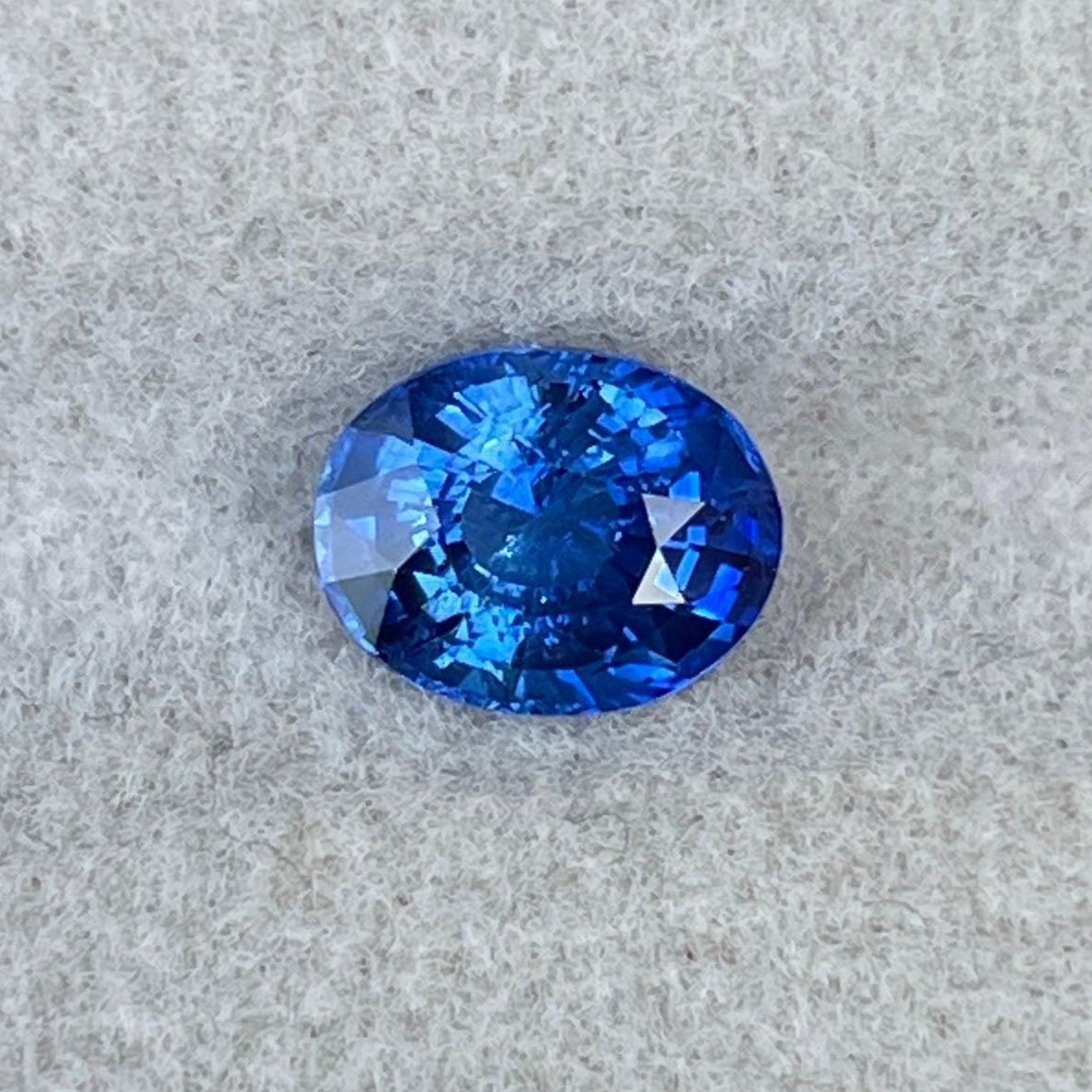 Bague en saphir bleu par NASHGEMS avec un saphir de 1,14 carat dans un sertissage en or, mettant en valeur un design de bijoux élégant pour femmes.