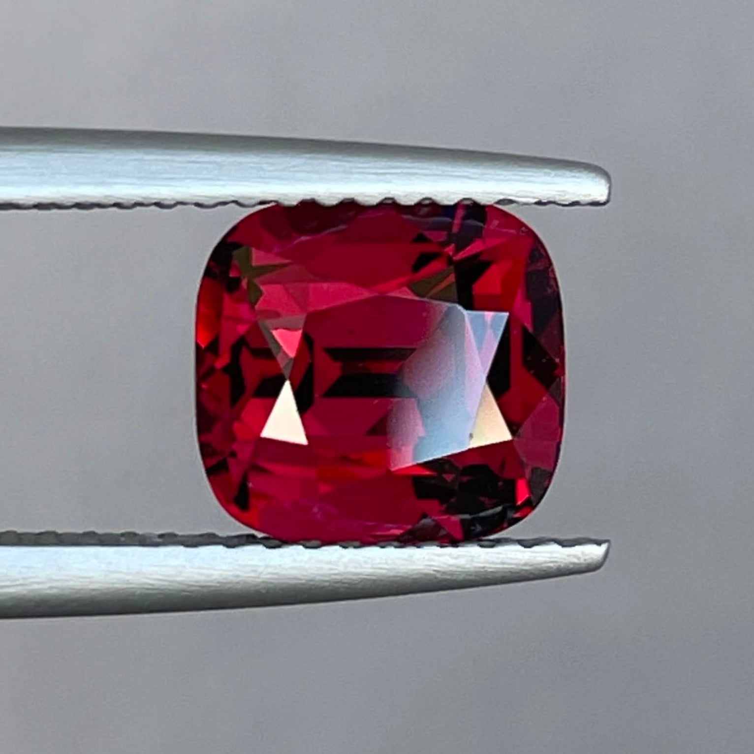 Grenat naturel taille coussin 3,38 carats, pierre précieuse détachée de couleur rouge intense, idéale pour des bijoux personnalisés comme des bagues ou des pendentifs.