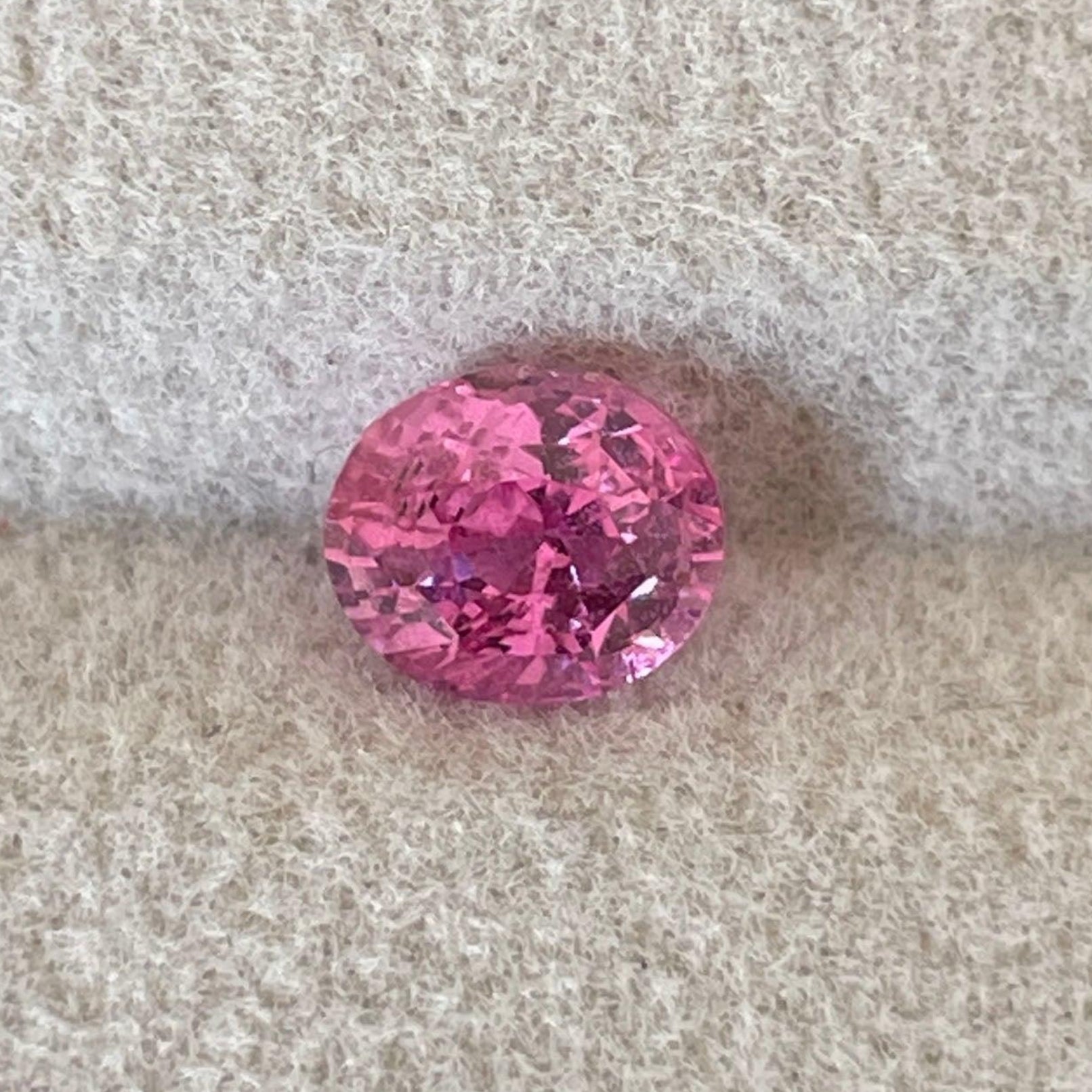 Pierre précieuse saphir rose en vrac, 1,08 carats, taille ovale Ceylan Madagascar, saphir rose vibrant par NASHGEMS.