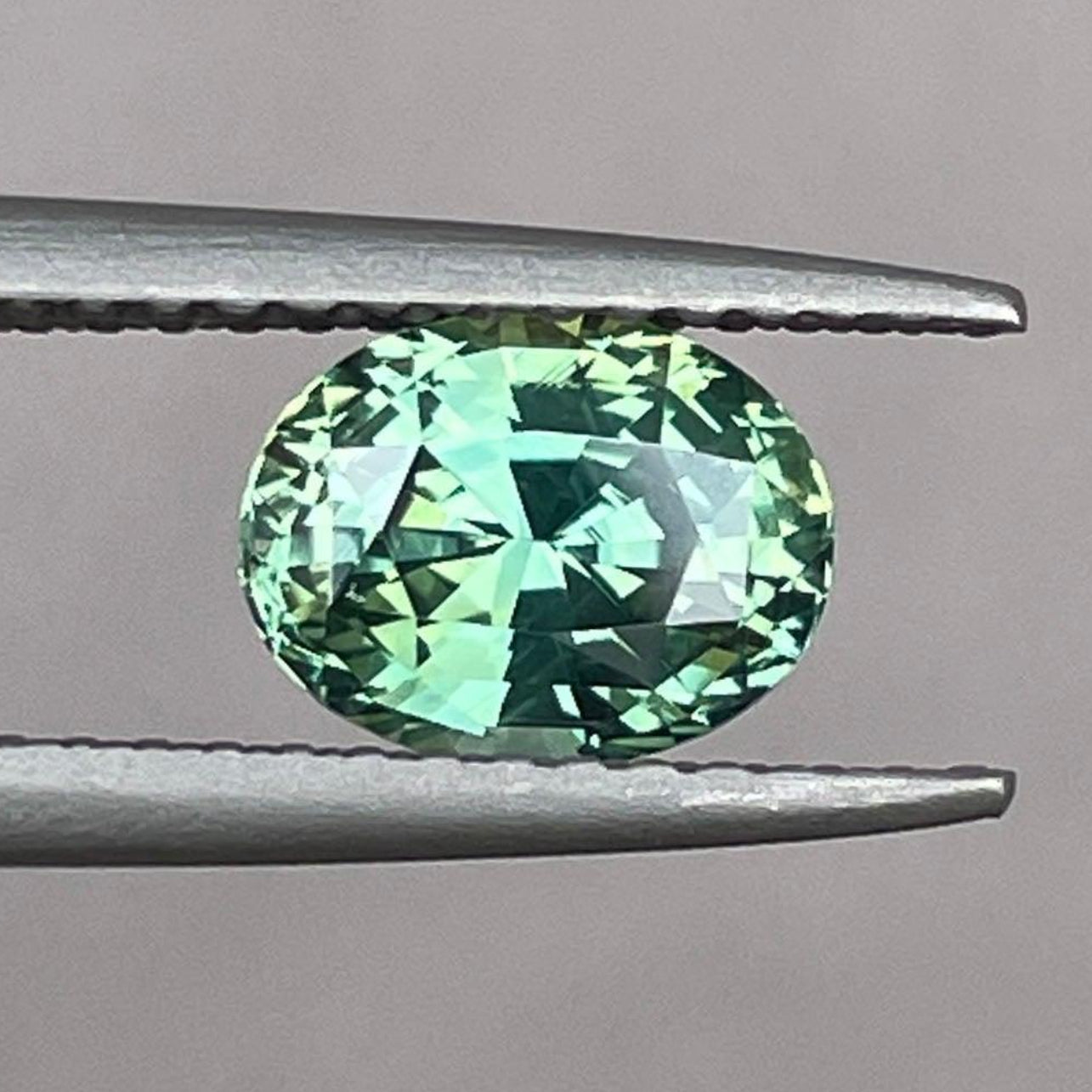 Saphir parti bleu sarcelle et vert, taille ovale, 1,60 carats, pierre détachée pour bagues de fiançailles ou de mariage, par NASHGEMS.