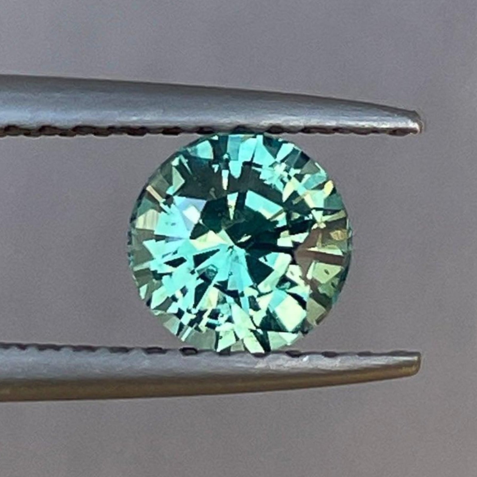 Saphir parti bleu sarcelle et vert taille ronde, 1,04 carats, de NASHGEMS, idéal pour bagues de fiançailles ou pendentifs.