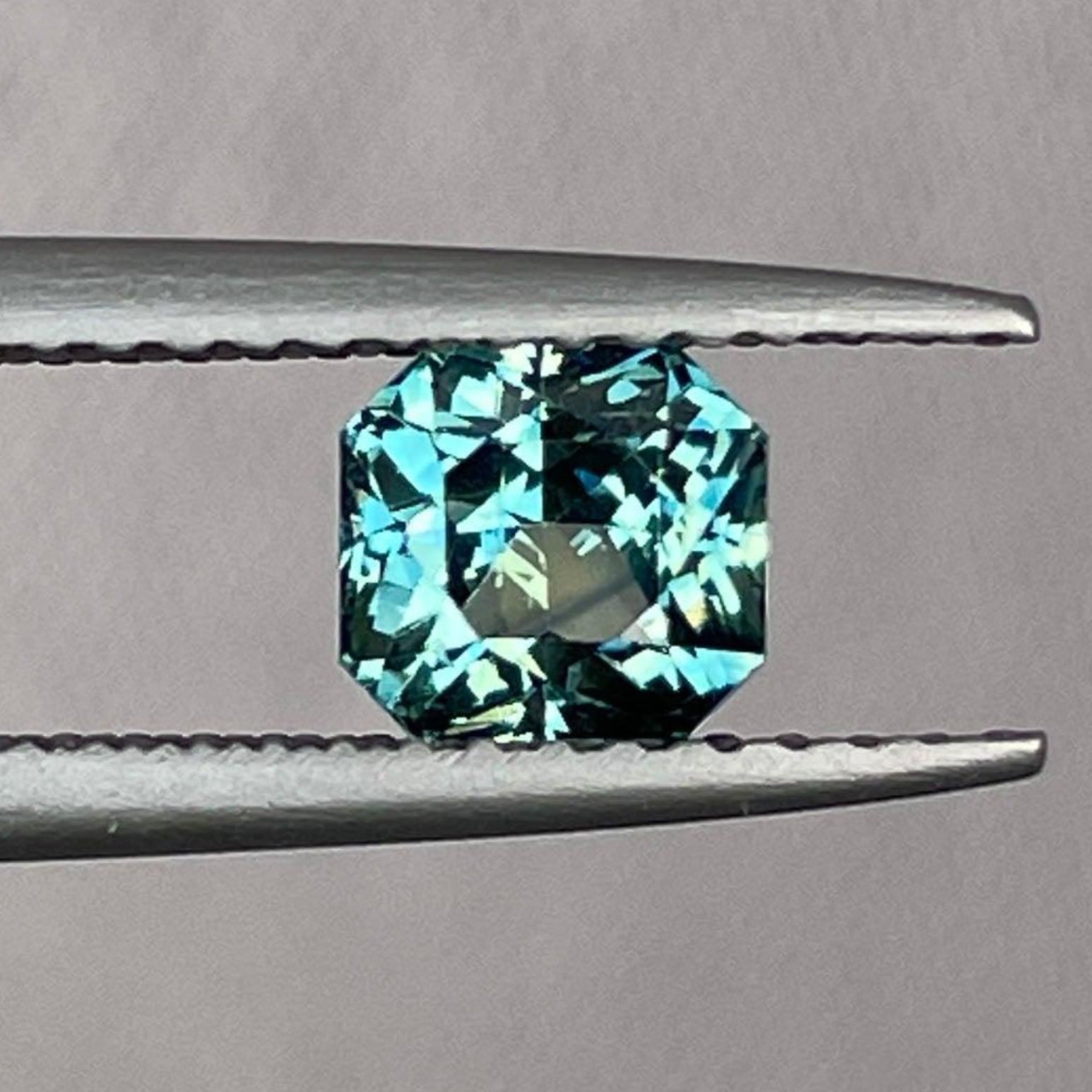 Saphir vert sarcelle de 1,09 carat taillé en radiant pour bague de fiançailles ou d'anniversaire personnalisée par NASHGEMS.