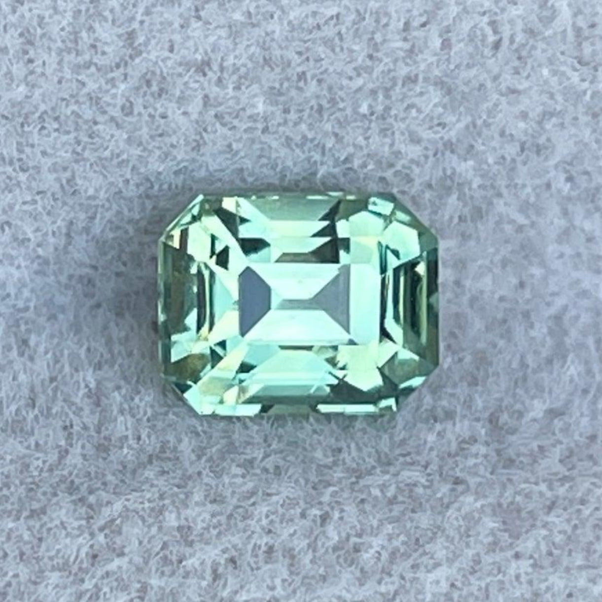 Pierre précieuse saphir vert naturel par NASHGEMS, saphir bleu sarcelle de 0,98 ct taillé en émeraude avec des nuances vert menthe pâle et vert olive.