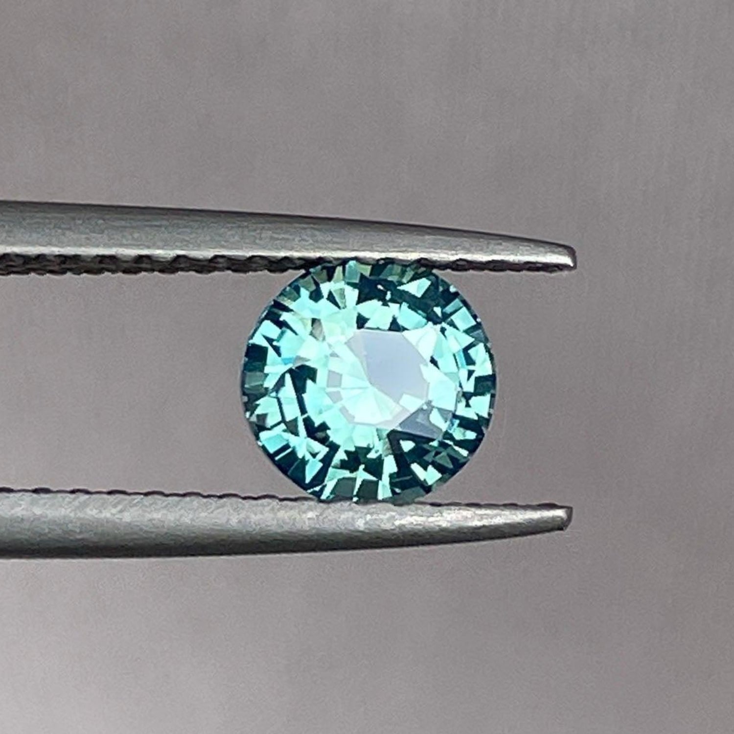 Saphir vert rond en pierre précieuse détachée, 1,09 carat, couleur sarcelle, de NASHGEMS, adapté pour des bagues sur mesure et des créations de bijoux.