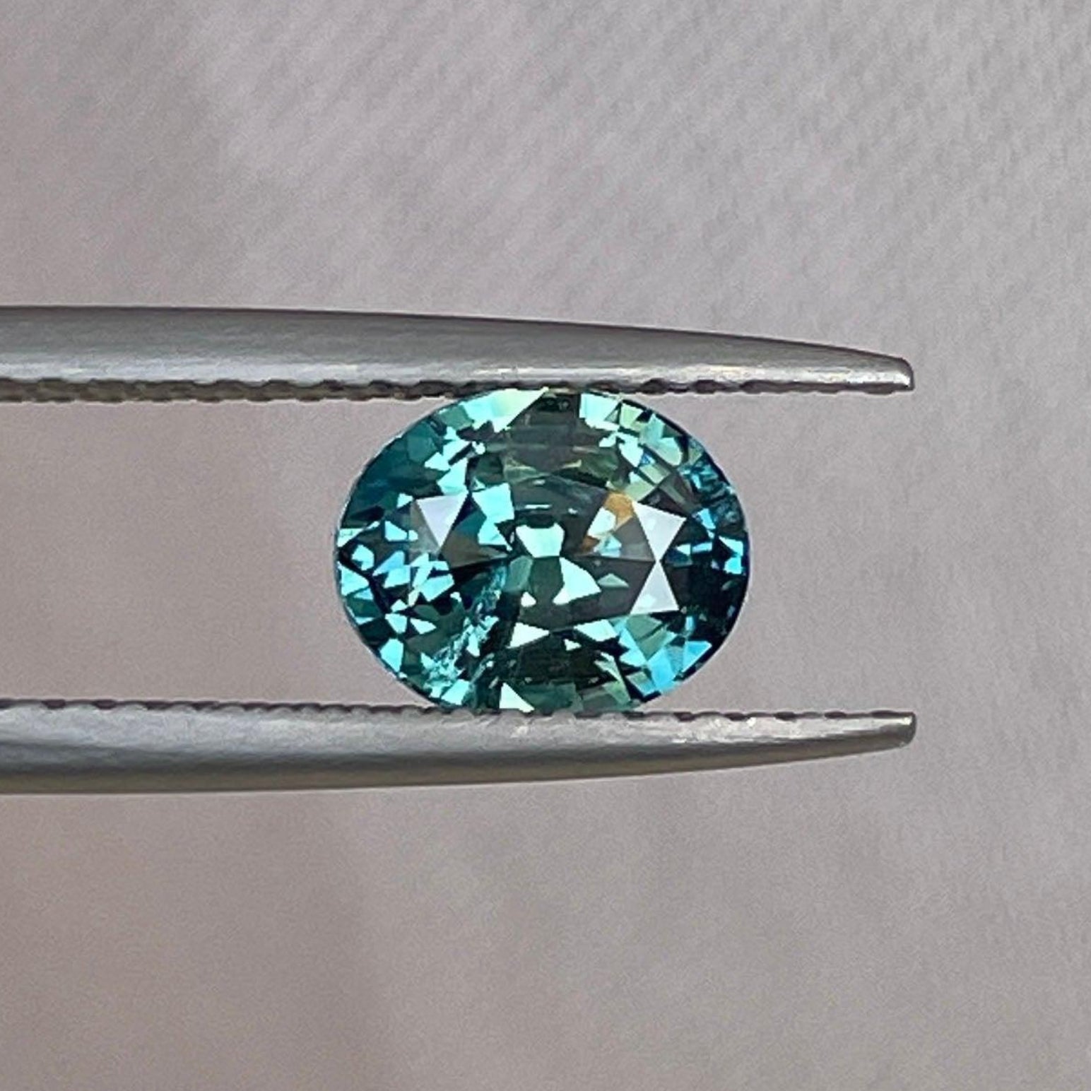 Saphir teal en pierre précieuse libre avec taille ovale, 1,44 carats, traité thermiquement, adapté pour bagues ou pendentifs personnalisés par NASHGEMS.