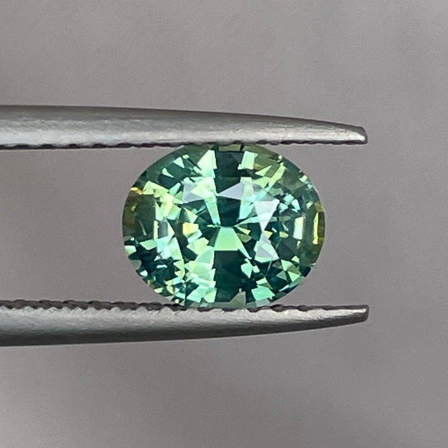 Saphir vert sarcelle pierre précieuse en vrac, taille ovale, 1,31 carats, par NASHGEMS, idéal pour des bagues sur mesure et des créations de bijoux.