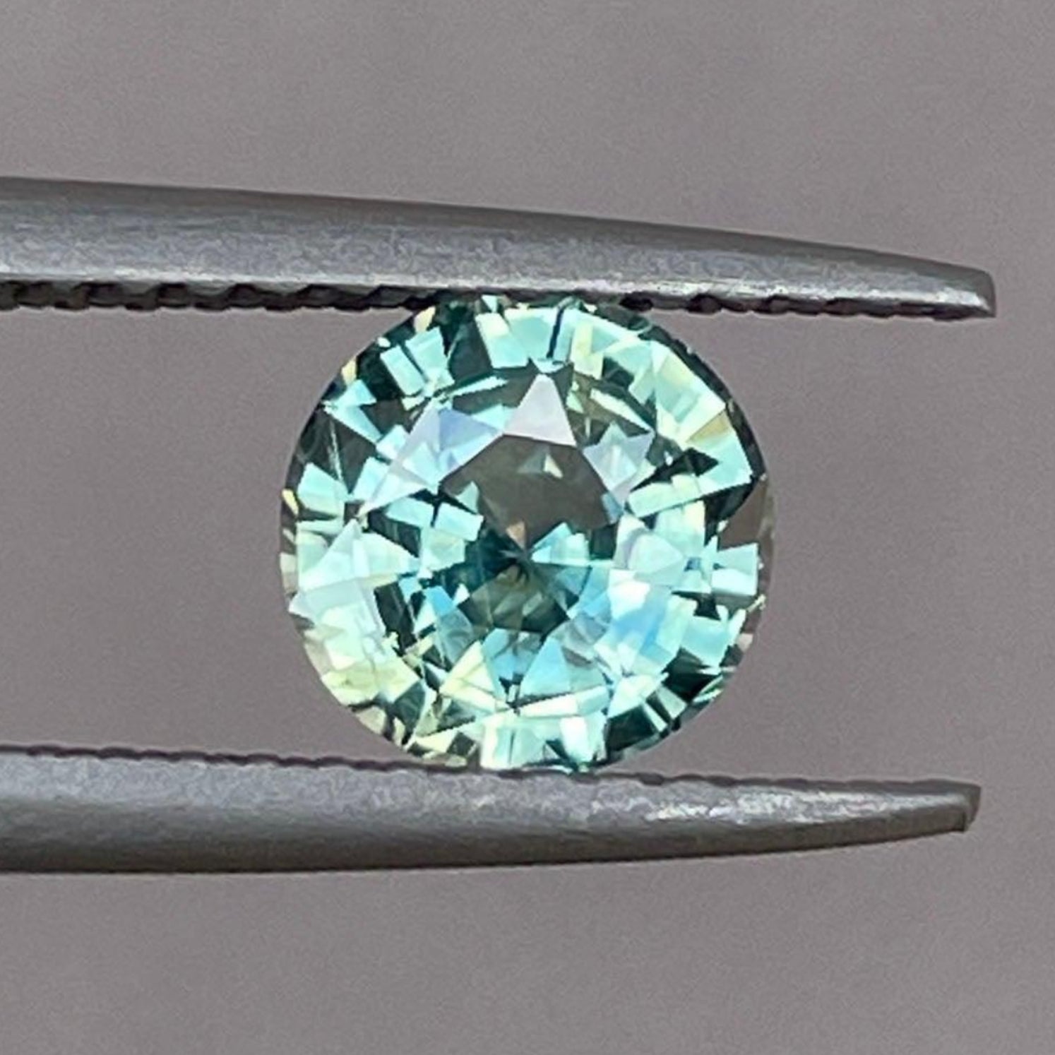 Saphir vert sarcelle pierre précieuse en vrac, taille ronde, 1,12 ct, de NASHGEMS, idéal pour bagues sur mesure et créations de bijoux.