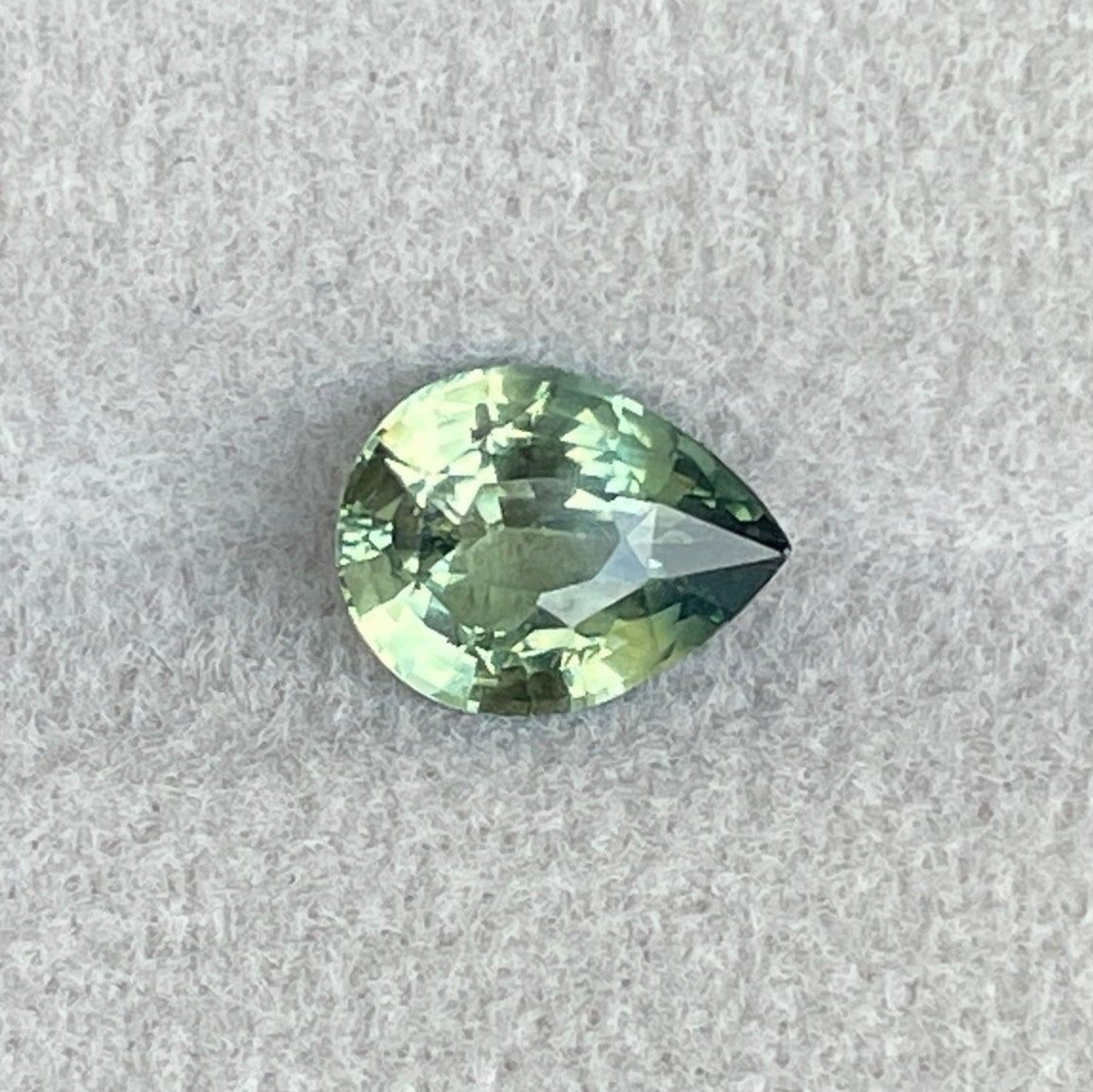 Bijoux en saphir sarcelle avec des saphirs en forme de poire de 1,51 ct de couleur vert océan et menthe, pierre précieuse vert foncé de NASHGEMS.