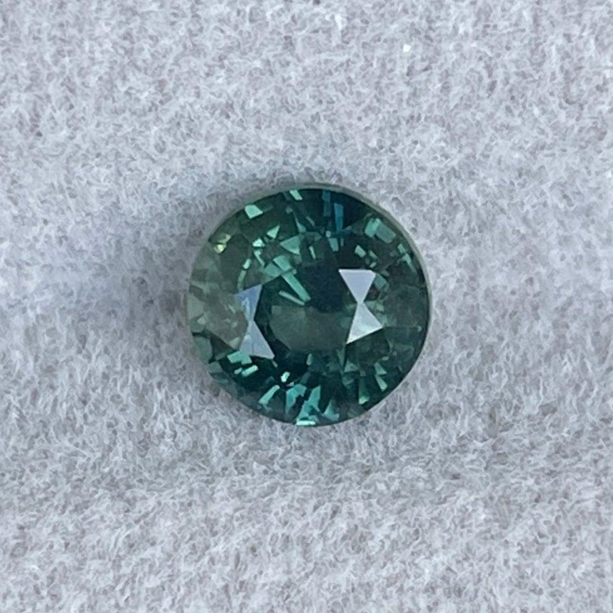 Saphir chauffé vert bleu profond de NASHGEMS présentant une pierre précieuse taillée en ovale de 1,05 carat avec une couleur vibrante et une grande clarté.