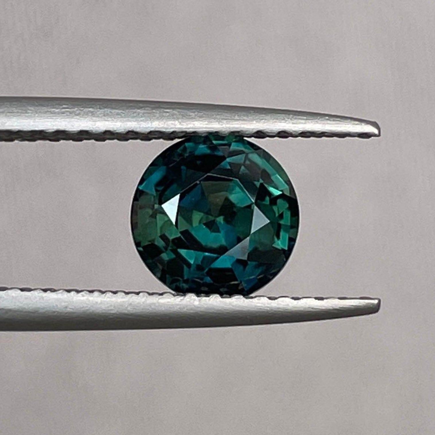 Saphir rond bleu-vert, 1,32 carats, saphir teal détaché par NASHGEMS pour la création de bijoux et les designs personnalisés.