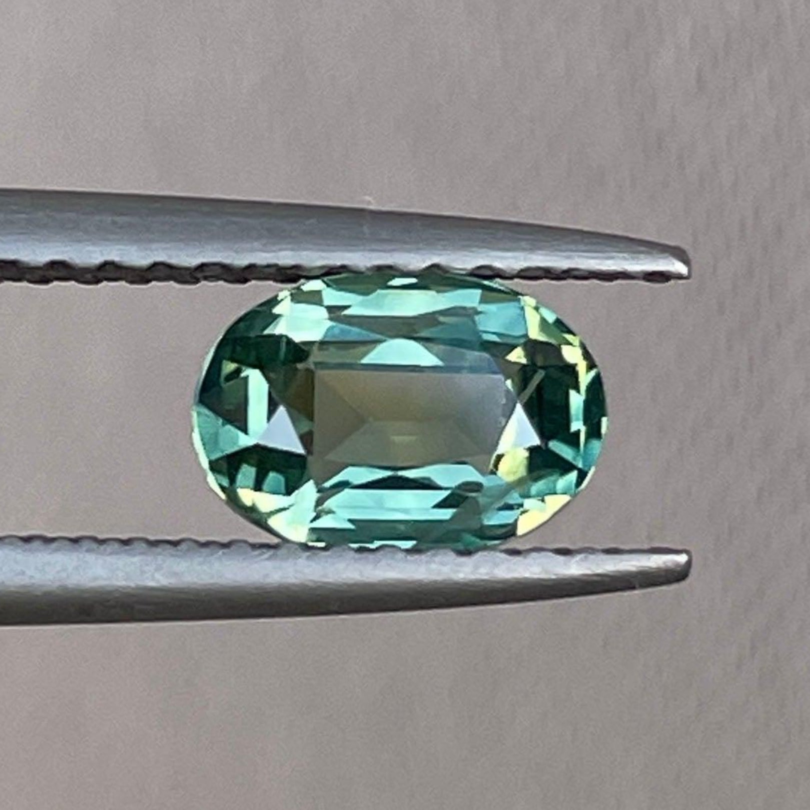 Pendentif bague en saphir vert clair en forme ovale, 1,15 ct, adapté à la création de bijoux, par NASHGEMS.