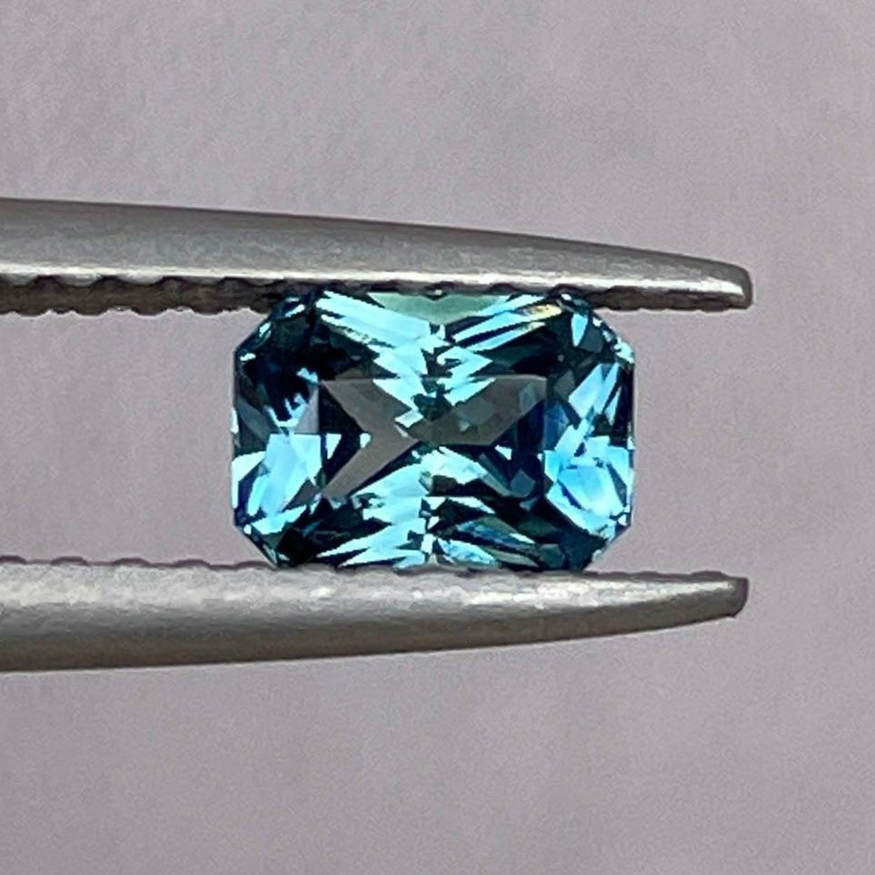 Saphir teal taillé émeraude, 0,81 carat, de NASHGEMS, présentant des teintes vibrantes de teal et de bleu-vert similaires aux saphirs Montana Yogo.