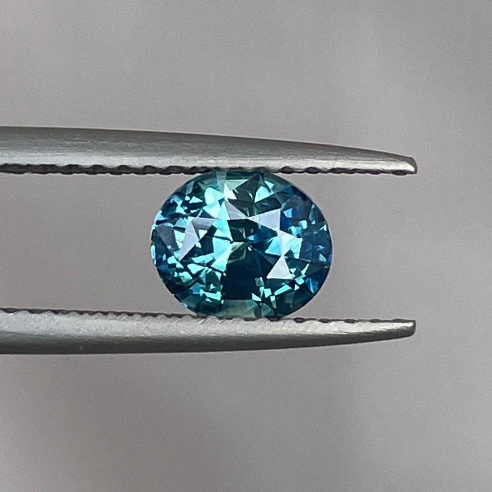 Pendentif ovale en saphir bleu-vert naturel de 1,12 carat, mettant en valeur un saphir sarcelle vibrant pour des bijoux personnalisés par NASHGEMS.