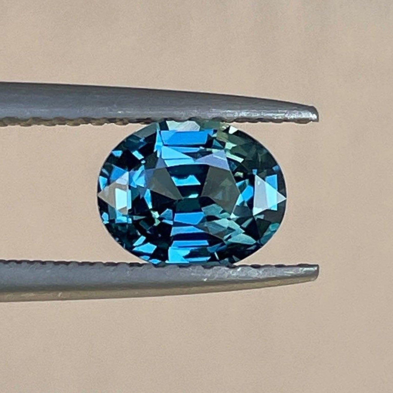 Pendentif ovale en saphir bleu-vert naturel de 1,12 ct, mettant en vedette une pierre précieuse saphir sarcelle, parfait pour des bijoux de fiançailles personnalisés.